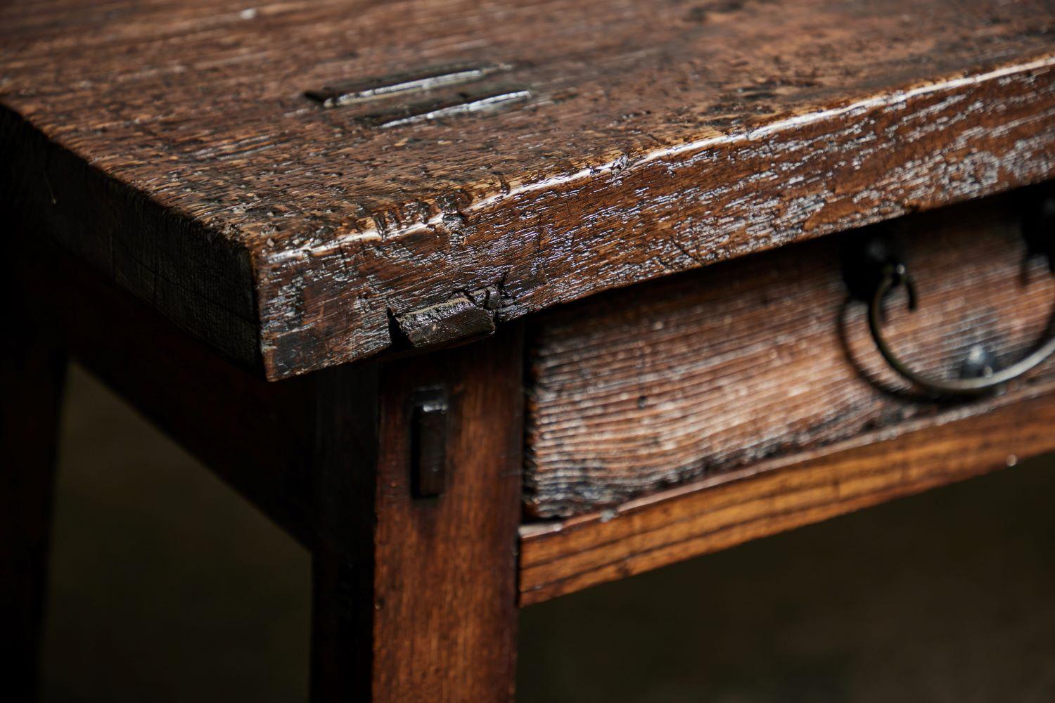 Table à pieds évasés du XIXe siècle en vente 4