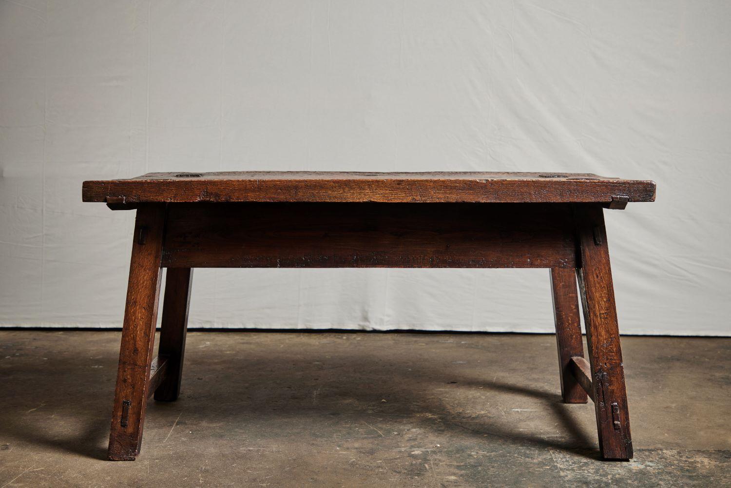 Table à pieds évasés du XIXe siècle en vente 5