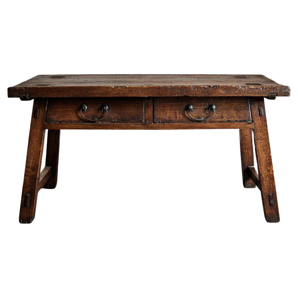 Table à pieds évasés du XIXe siècle en vente