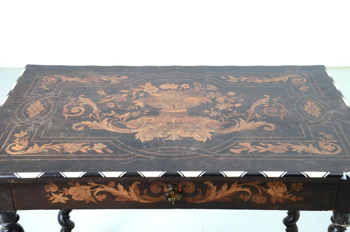 splendider Beistelltisch aus dem 19. Jahrhundert mit schönen Intarsien (Romantik) im Angebot