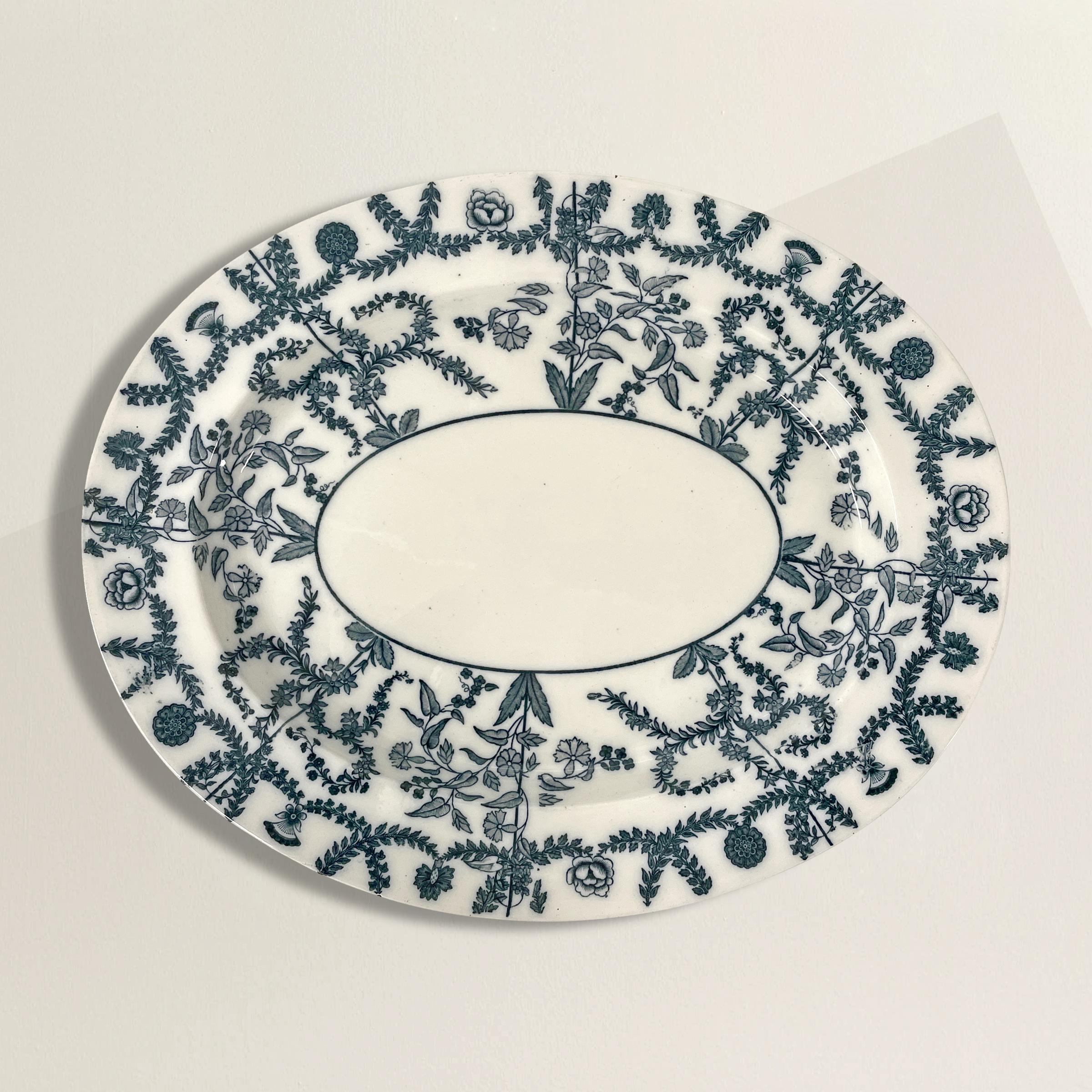 Ein unglaublicher weißer Porzellanteller von Spode aus dem späten 19. Jahrhundert mit einem charmanten blauen Blumenmuster mit Rosen, Blattfestons und anderen blühenden Ranken. Die Platte ist ziemlich tief und eignet sich hervorragend zum Servieren