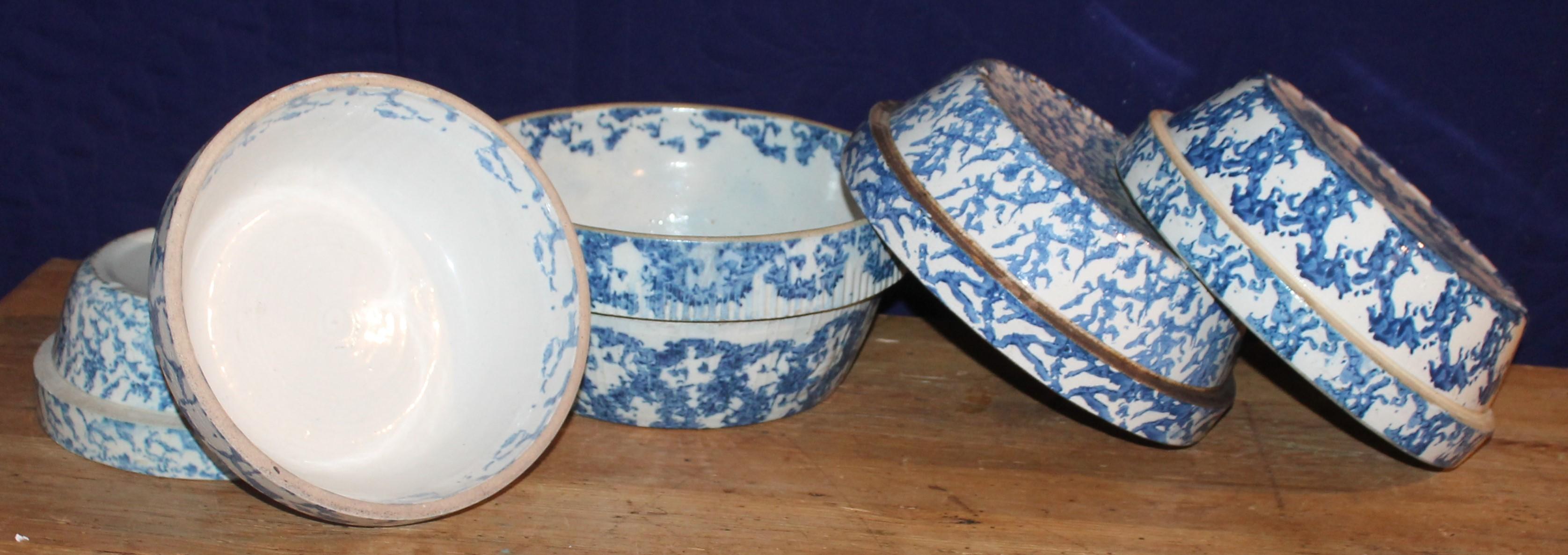 Collection de cinq bols à mélange en éponge du 19e siècle. Cette belle collection de bols en poterie à éponge bleue est en bon état et est vendue en tant qu'ensemble.