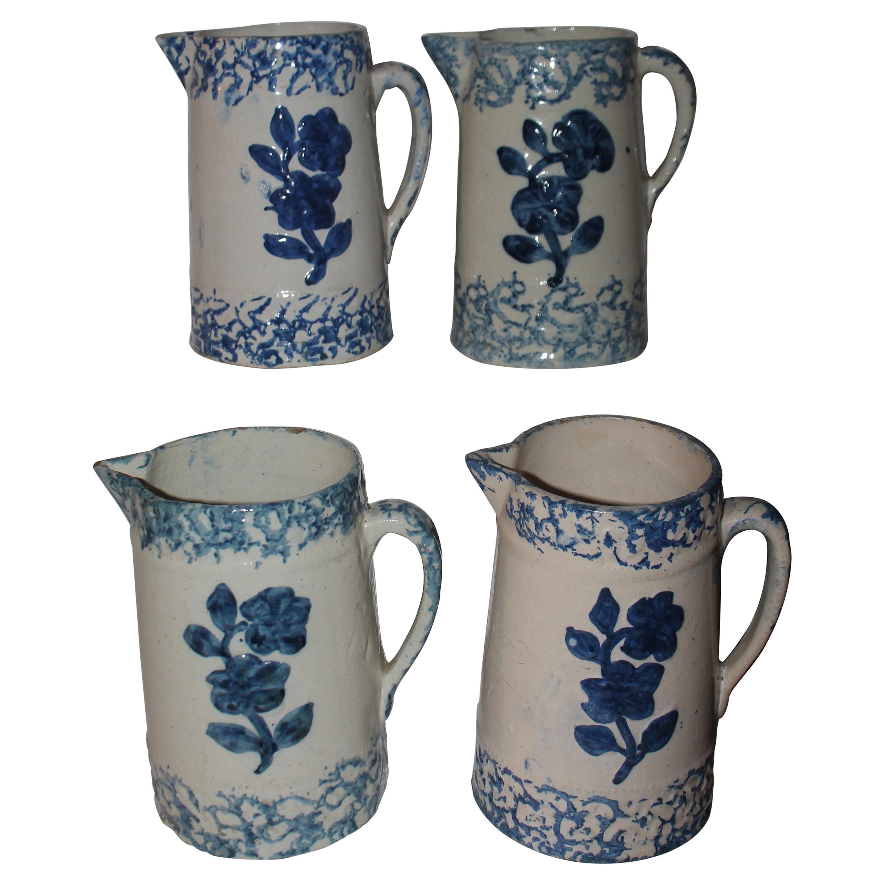 Collection de quatre pichets en poterie Sponge Ware du XIXe siècle
