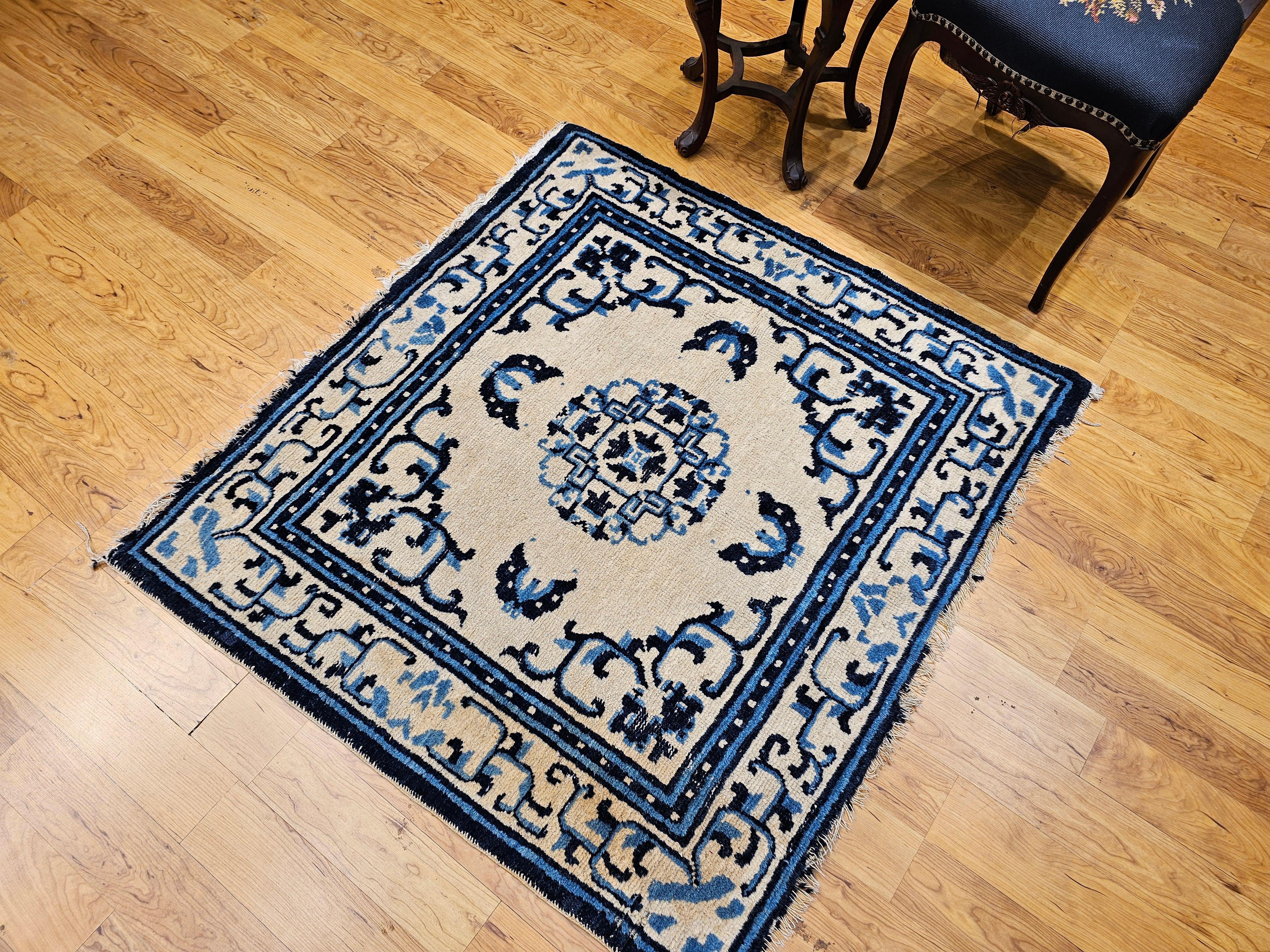 Tappeto cinese di dimensioni quadrate del XIX secolo in avorio, blu navy e blu cielo in vendita 4