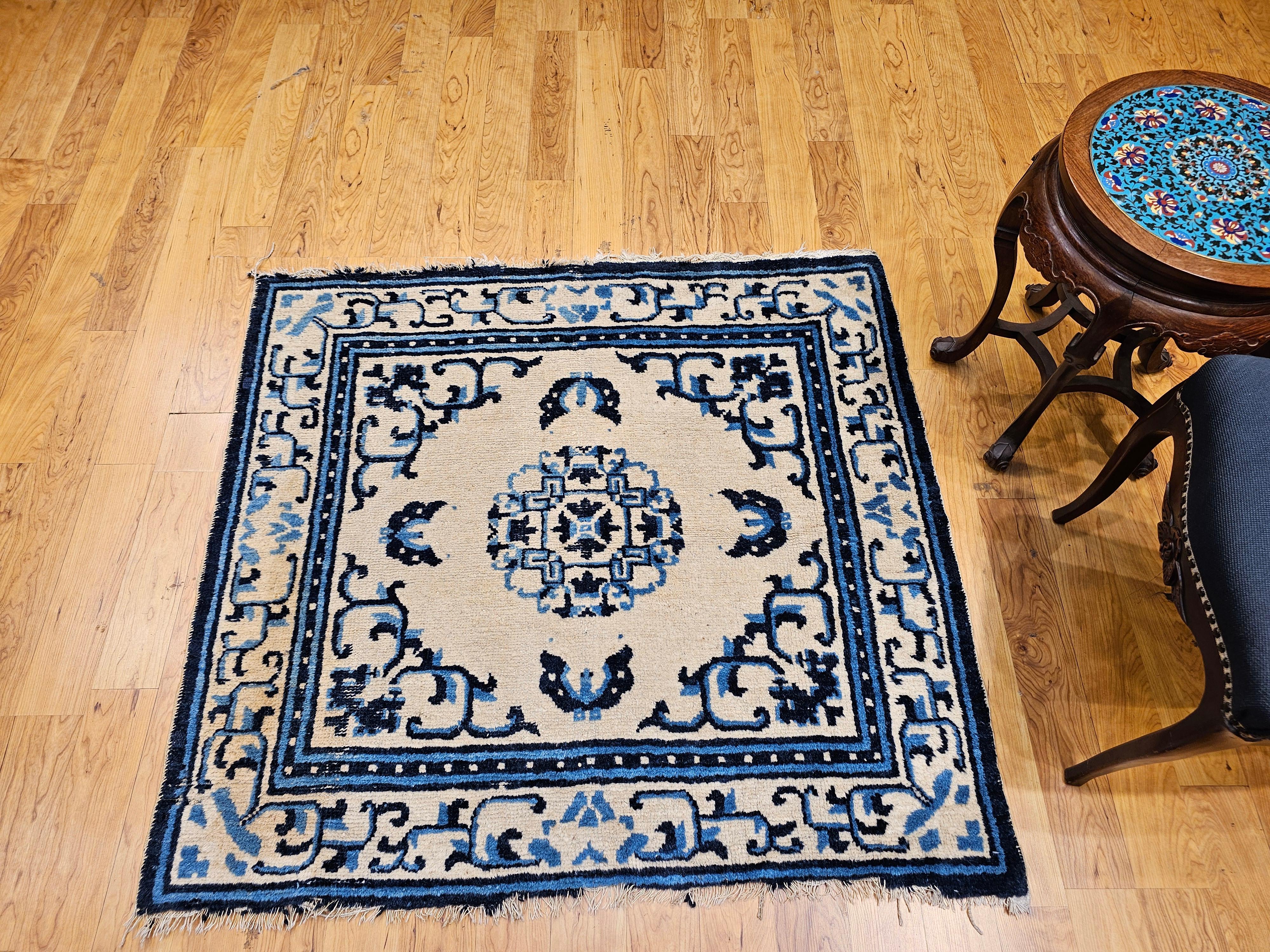 Tappeto cinese di dimensioni quadrate del XIX secolo in avorio, blu navy e blu cielo in vendita 5