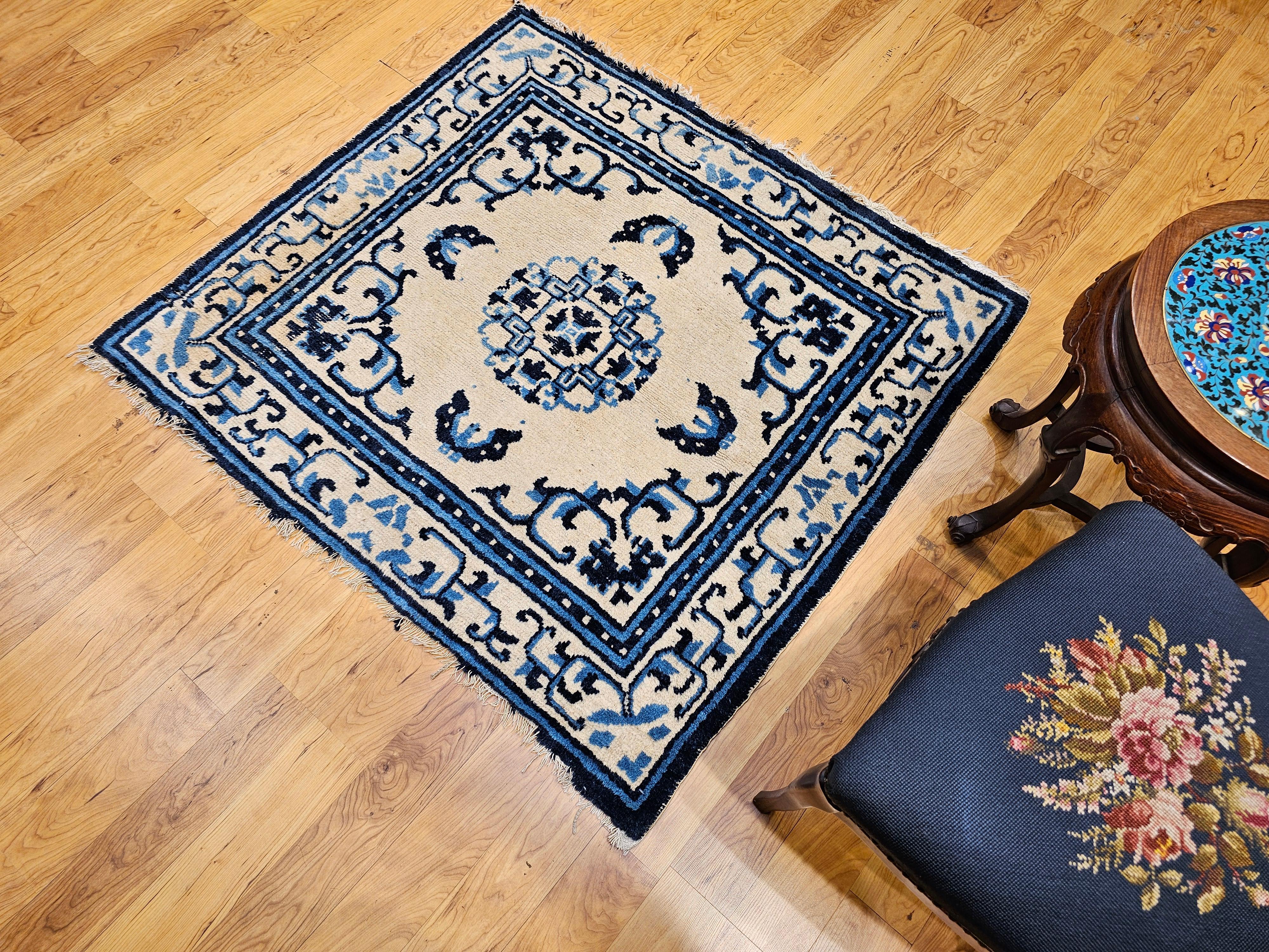Tappeto cinese di dimensioni quadrate del XIX secolo in avorio, blu navy e blu cielo in vendita 6