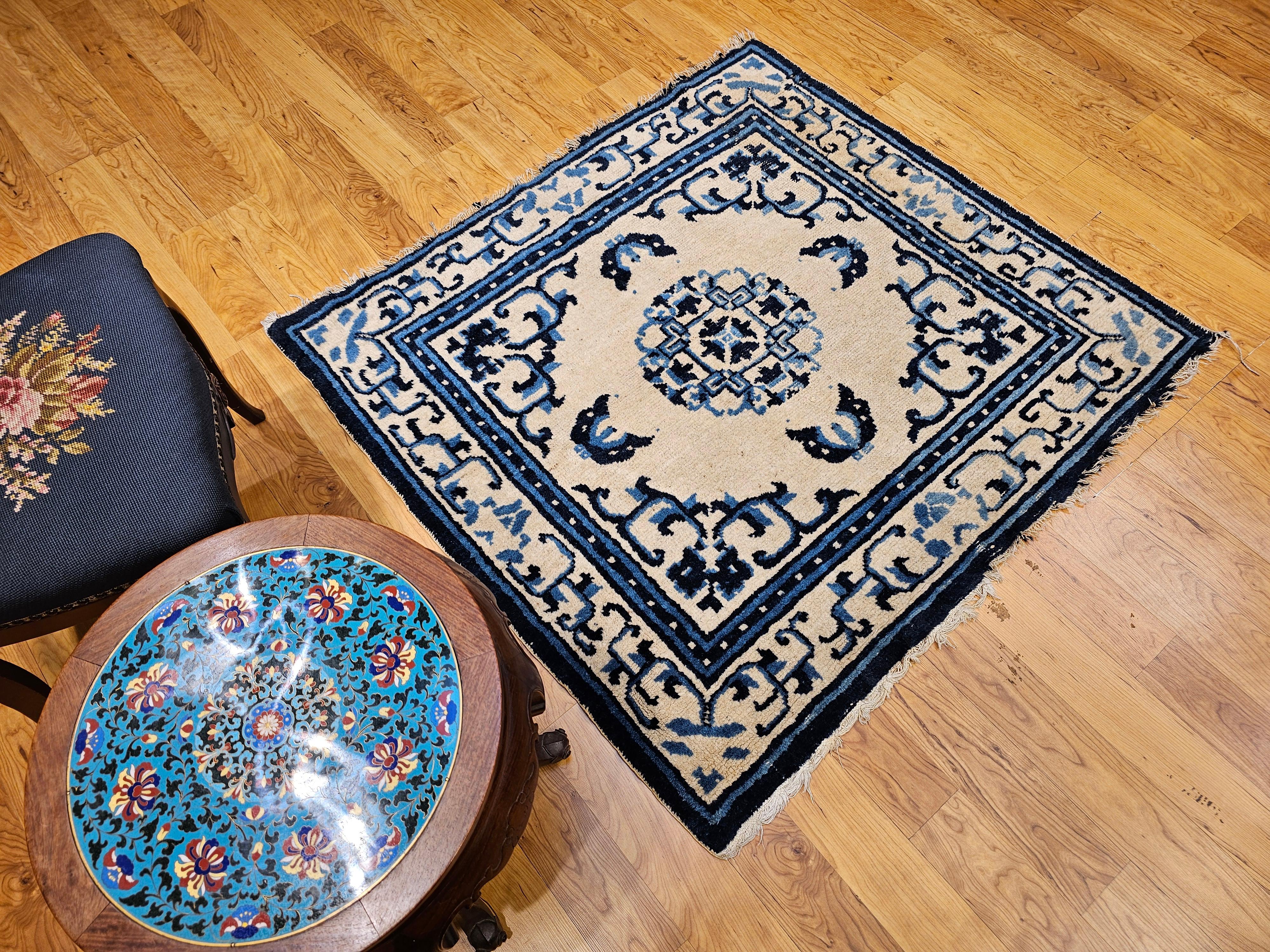 Tappeto cinese di dimensioni quadrate del XIX secolo in avorio, blu navy e blu cielo in vendita 7