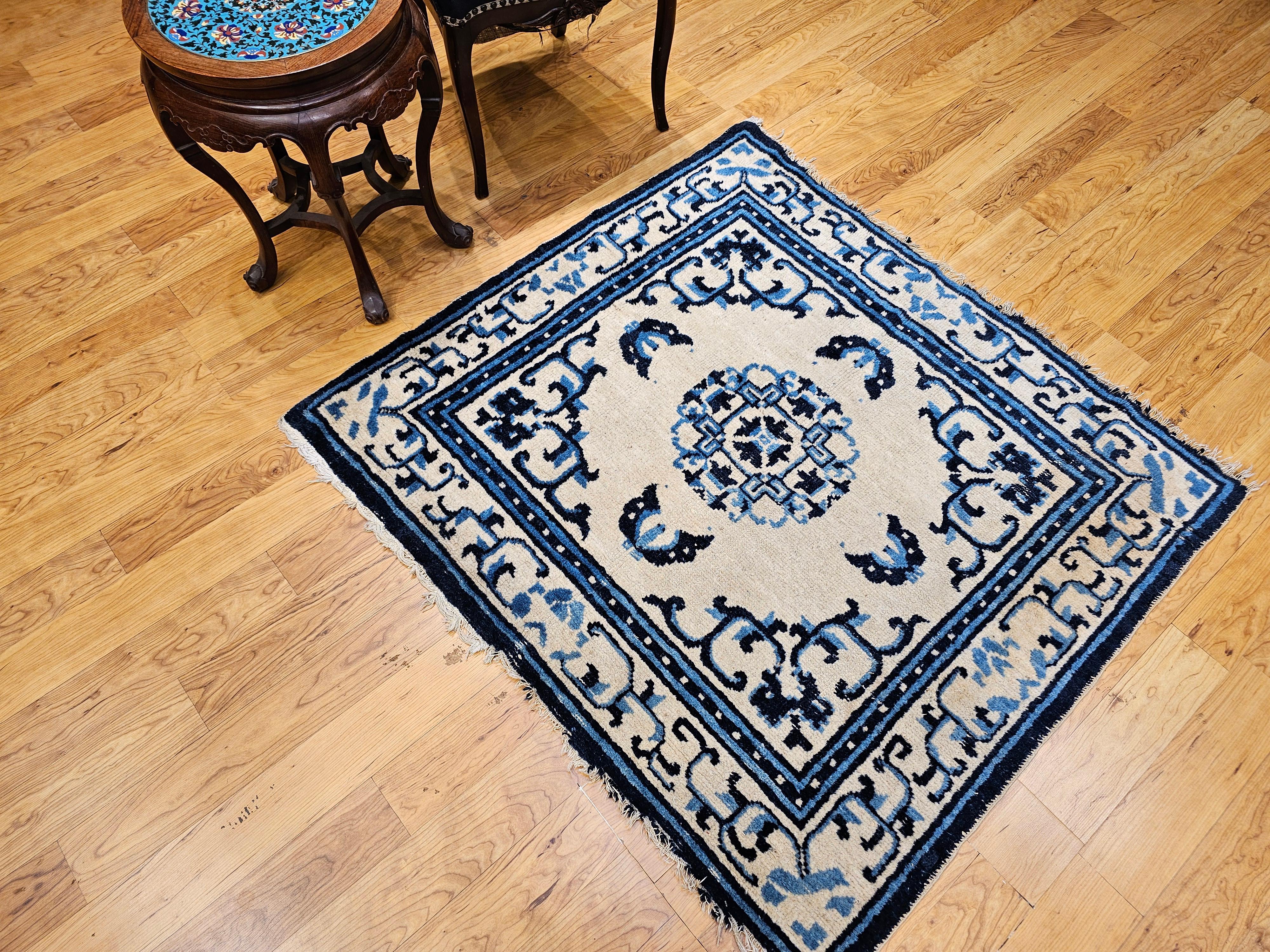 Tappeto cinese di dimensioni quadrate del XIX secolo in avorio, blu navy e blu cielo in vendita 9