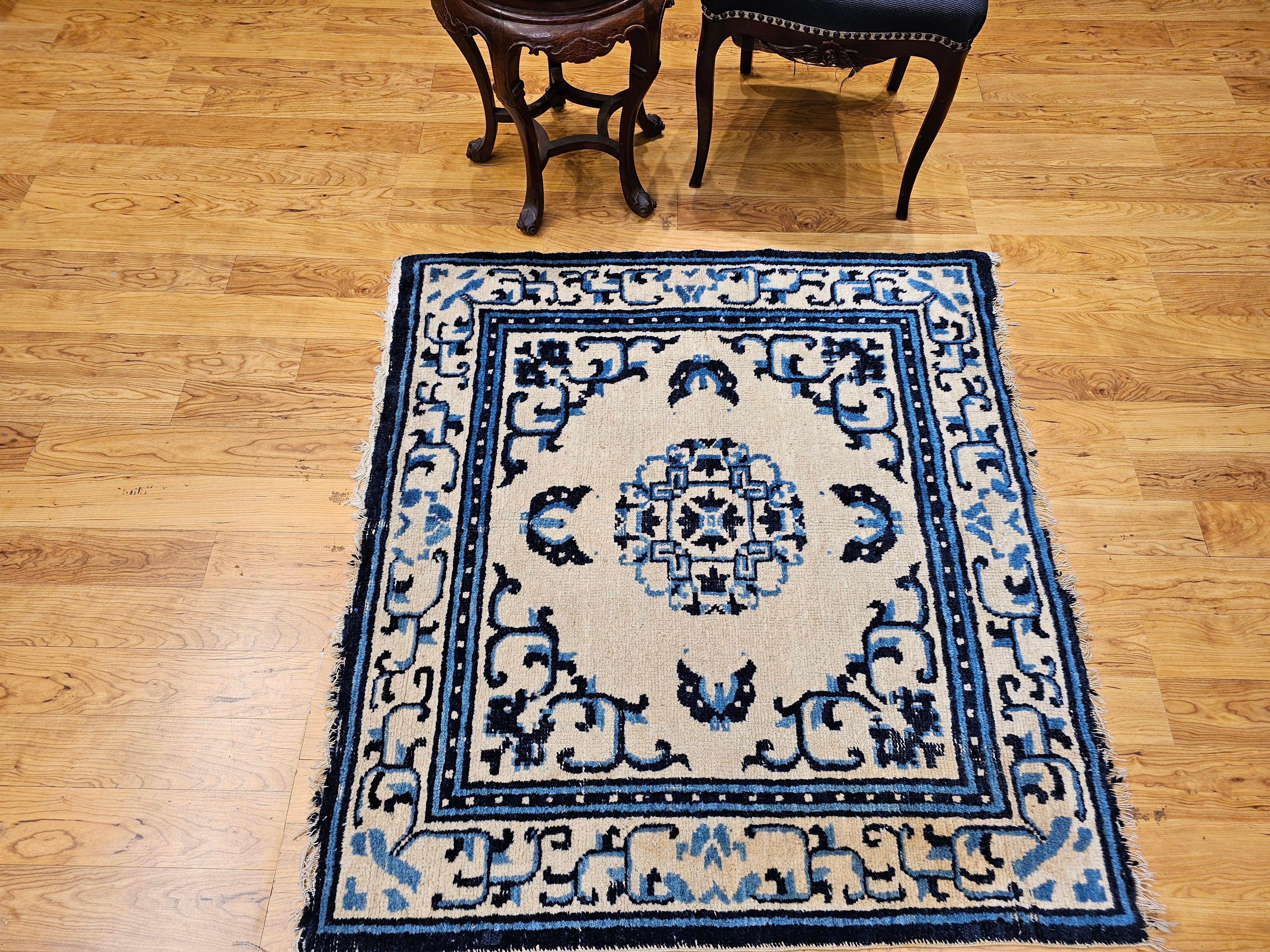 Tappeto cinese di dimensioni quadrate del XIX secolo in avorio, blu navy e blu cielo in vendita 10