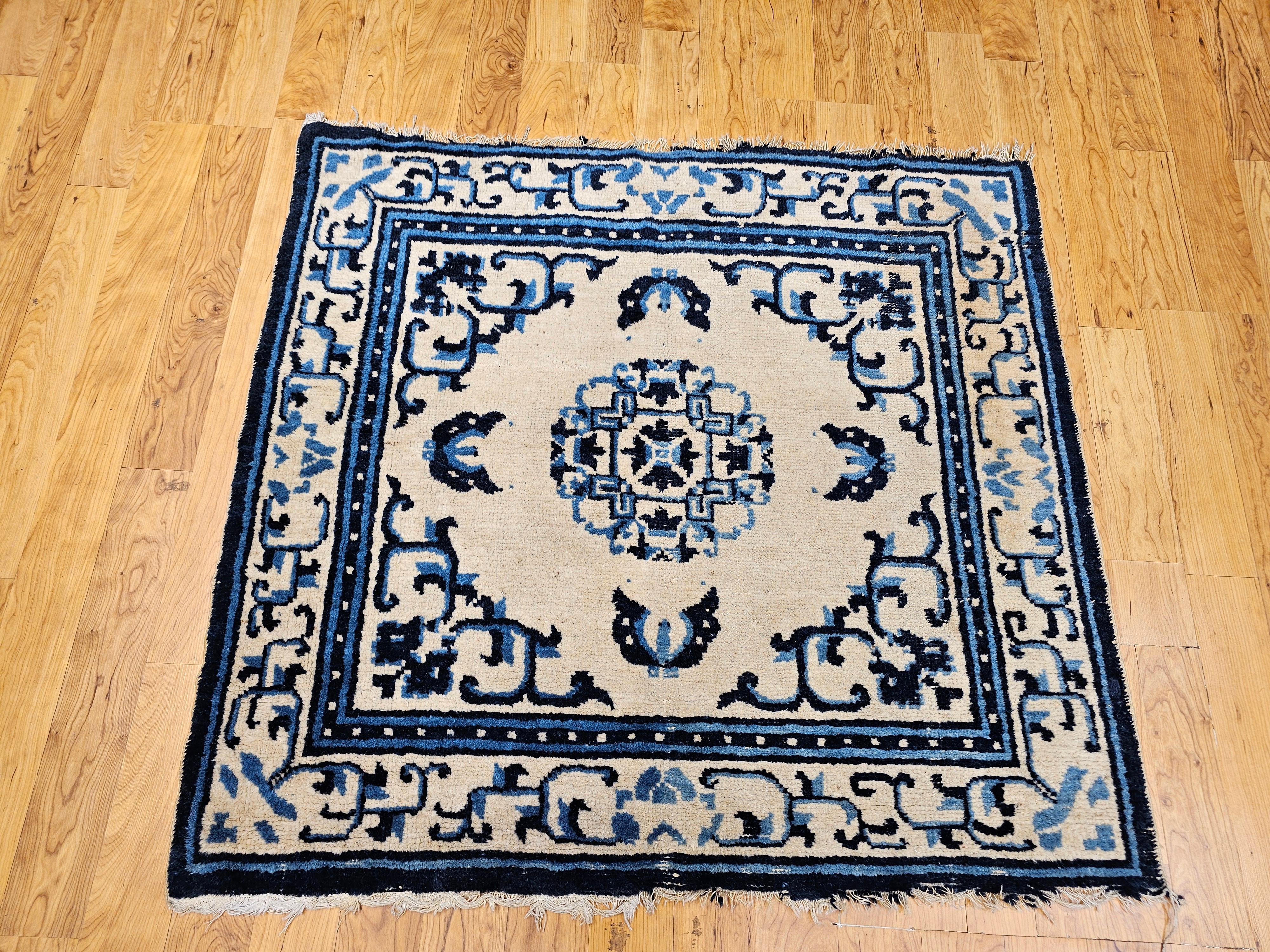 Tappeto cinese di dimensioni quadrate del XIX secolo in avorio, blu navy e blu cielo in vendita 11