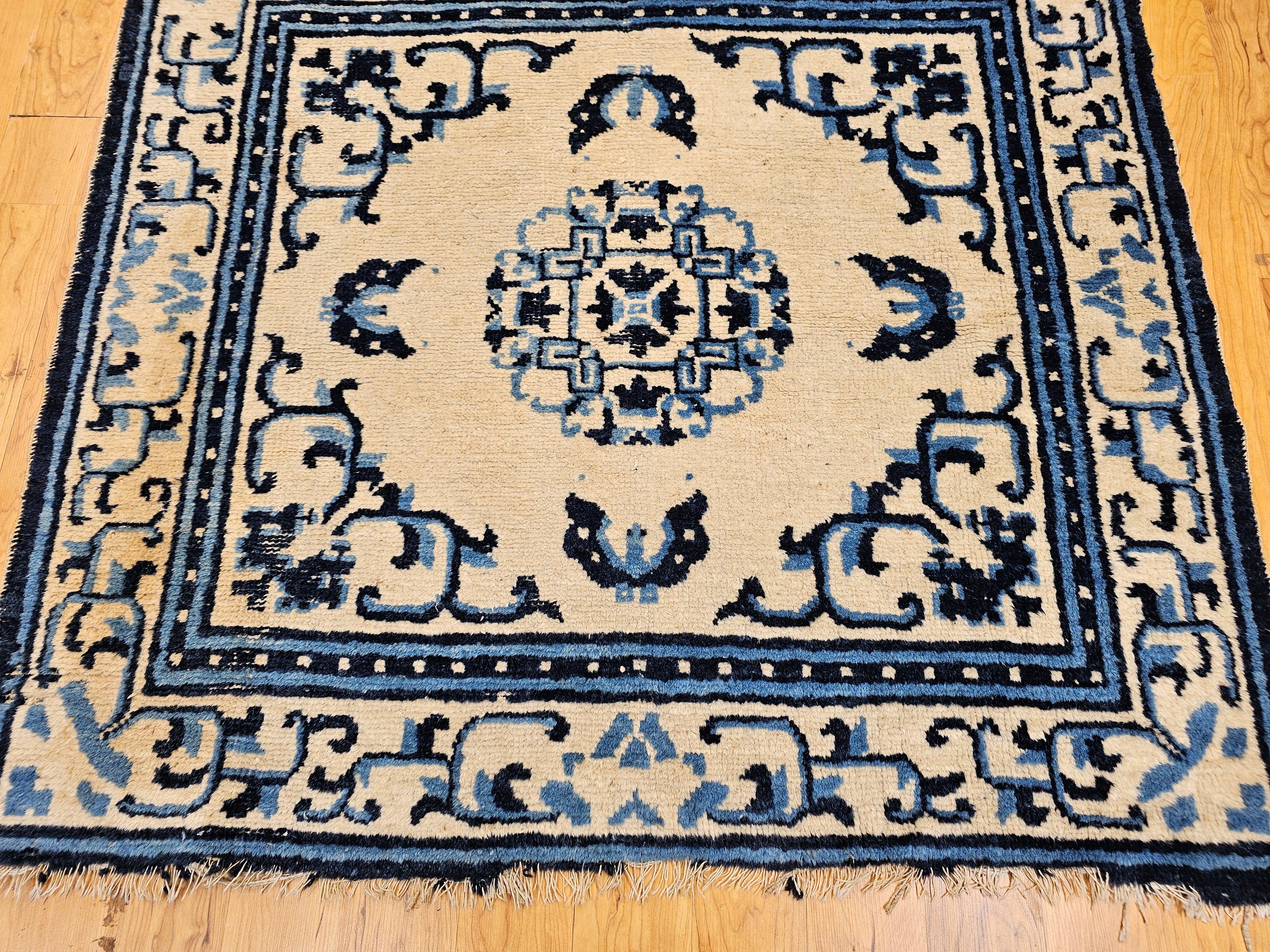 Cinese Tappeto cinese di dimensioni quadrate del XIX secolo in avorio, blu navy e blu cielo in vendita