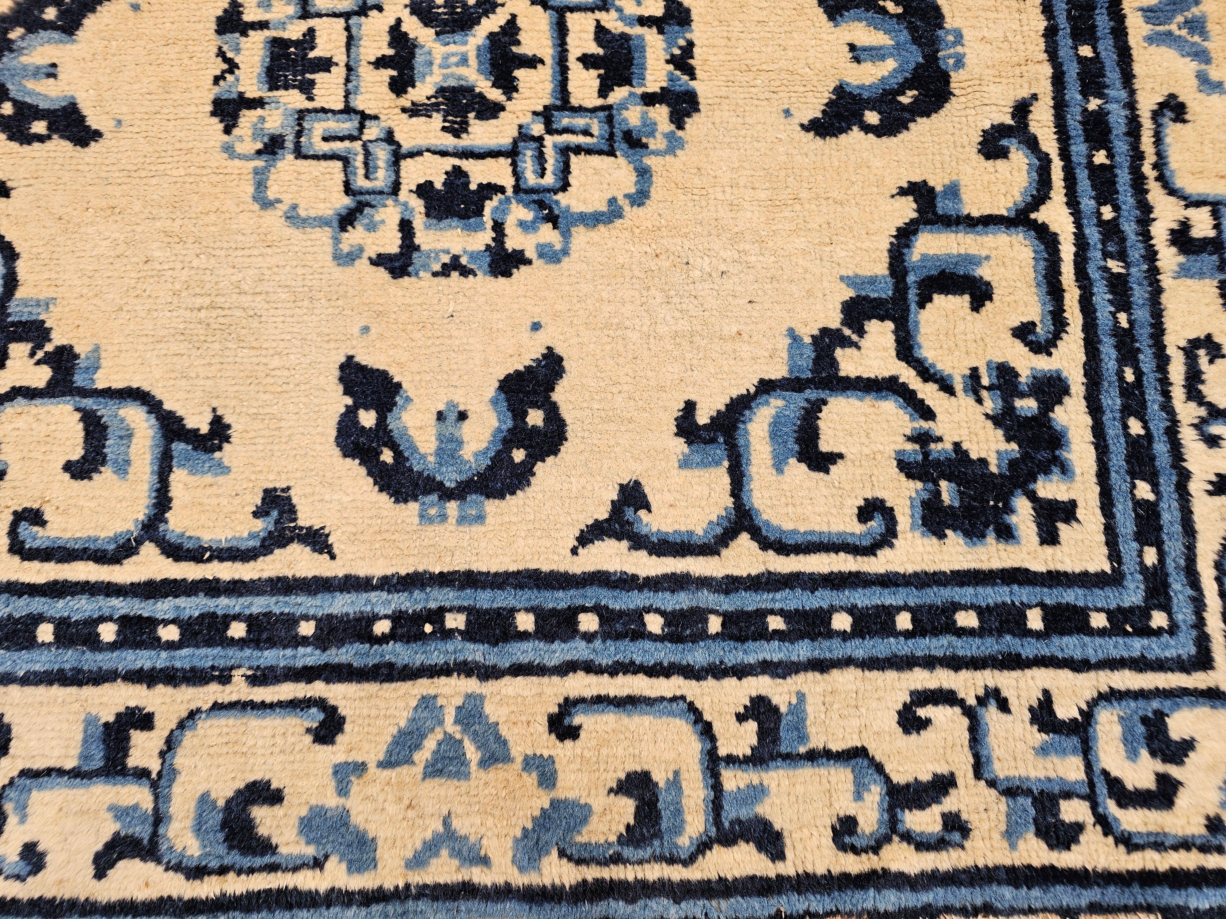 Lana Tappeto cinese di dimensioni quadrate del XIX secolo in avorio, blu navy e blu cielo in vendita