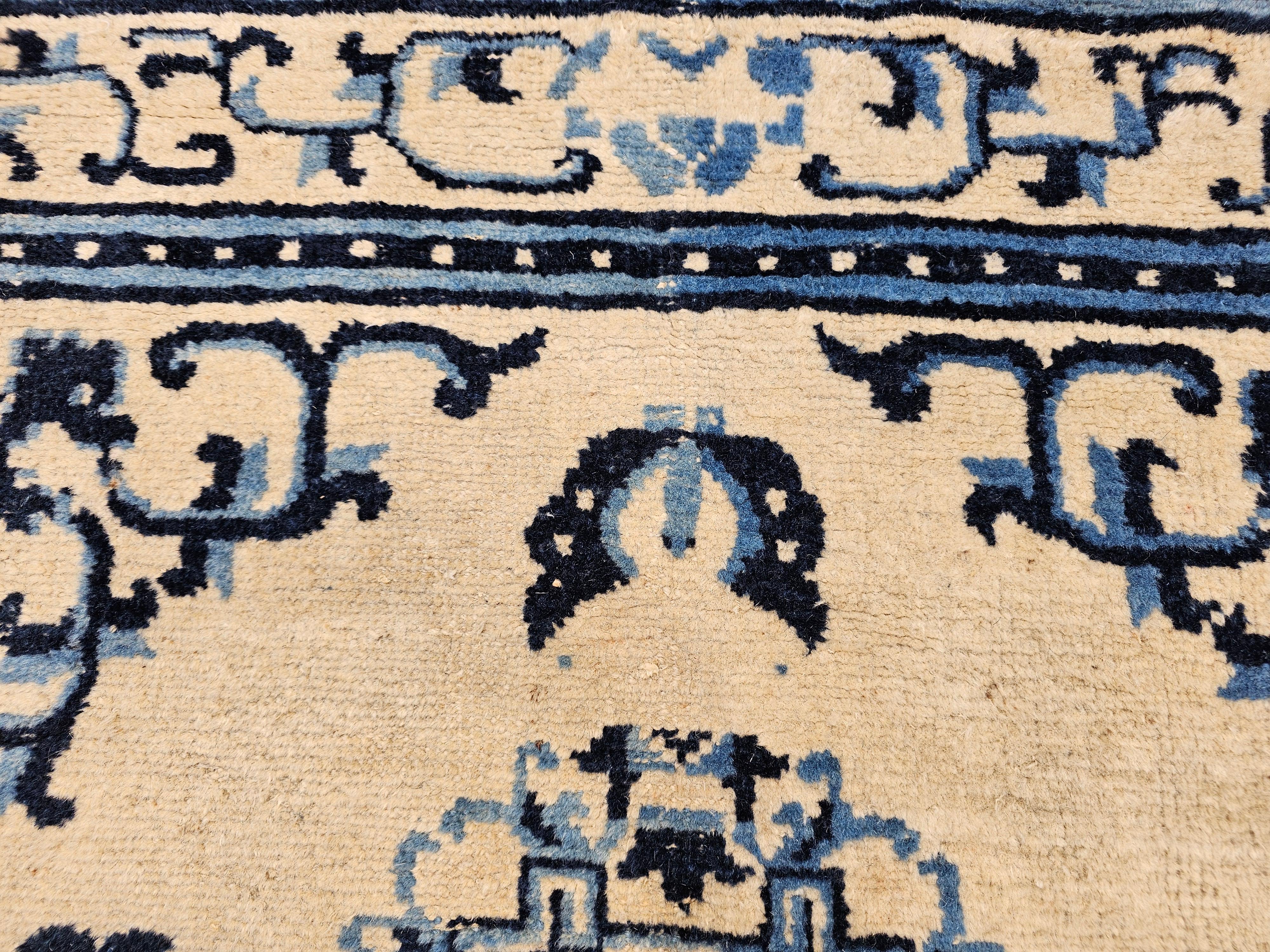 Tappeto cinese di dimensioni quadrate del XIX secolo in avorio, blu navy e blu cielo in vendita 2
