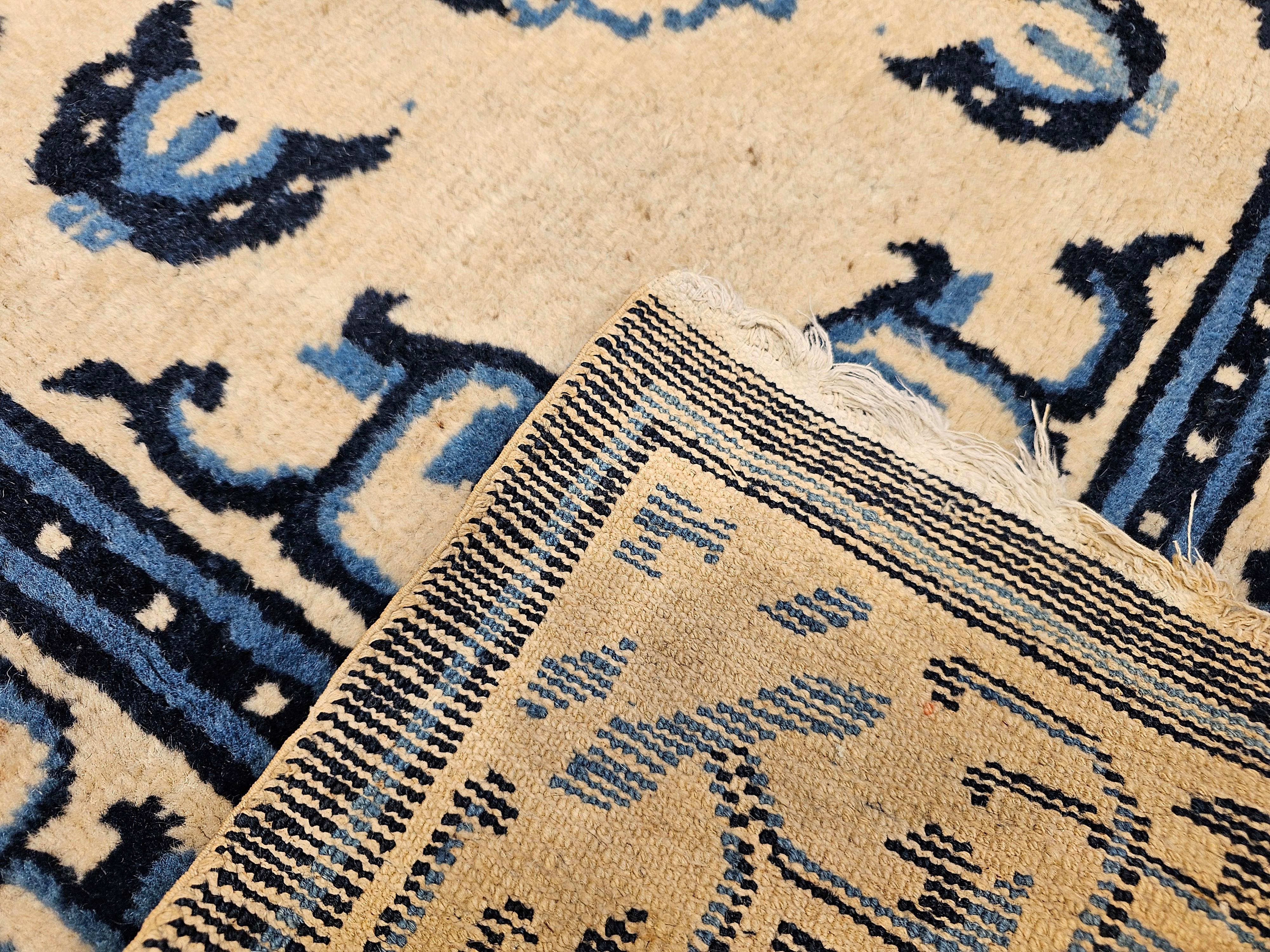 Tappeto cinese di dimensioni quadrate del XIX secolo in avorio, blu navy e blu cielo in vendita 3