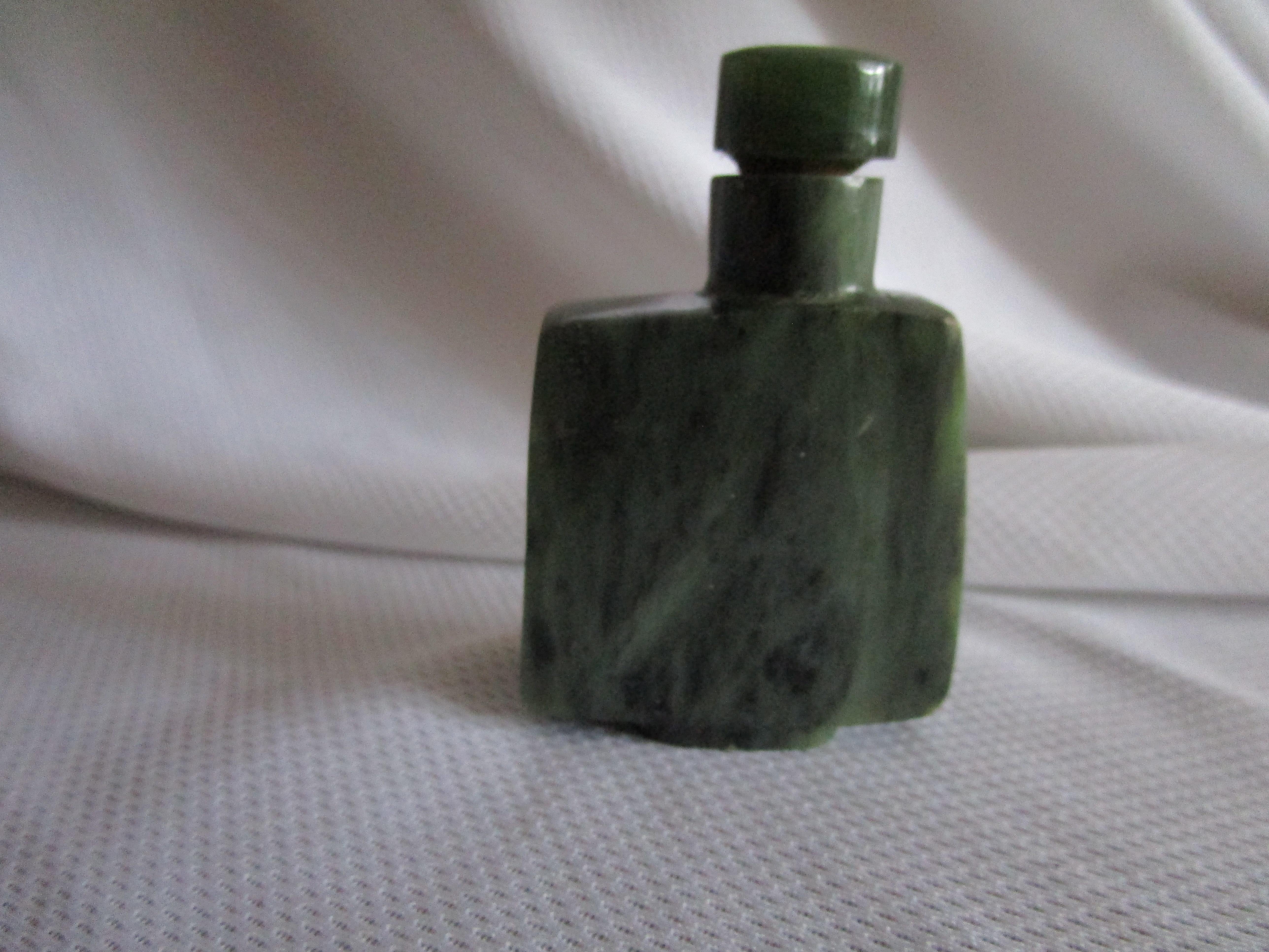 Tabacchiera di giada Spinach quadrata del XIX secolo con design unico in vendita 3