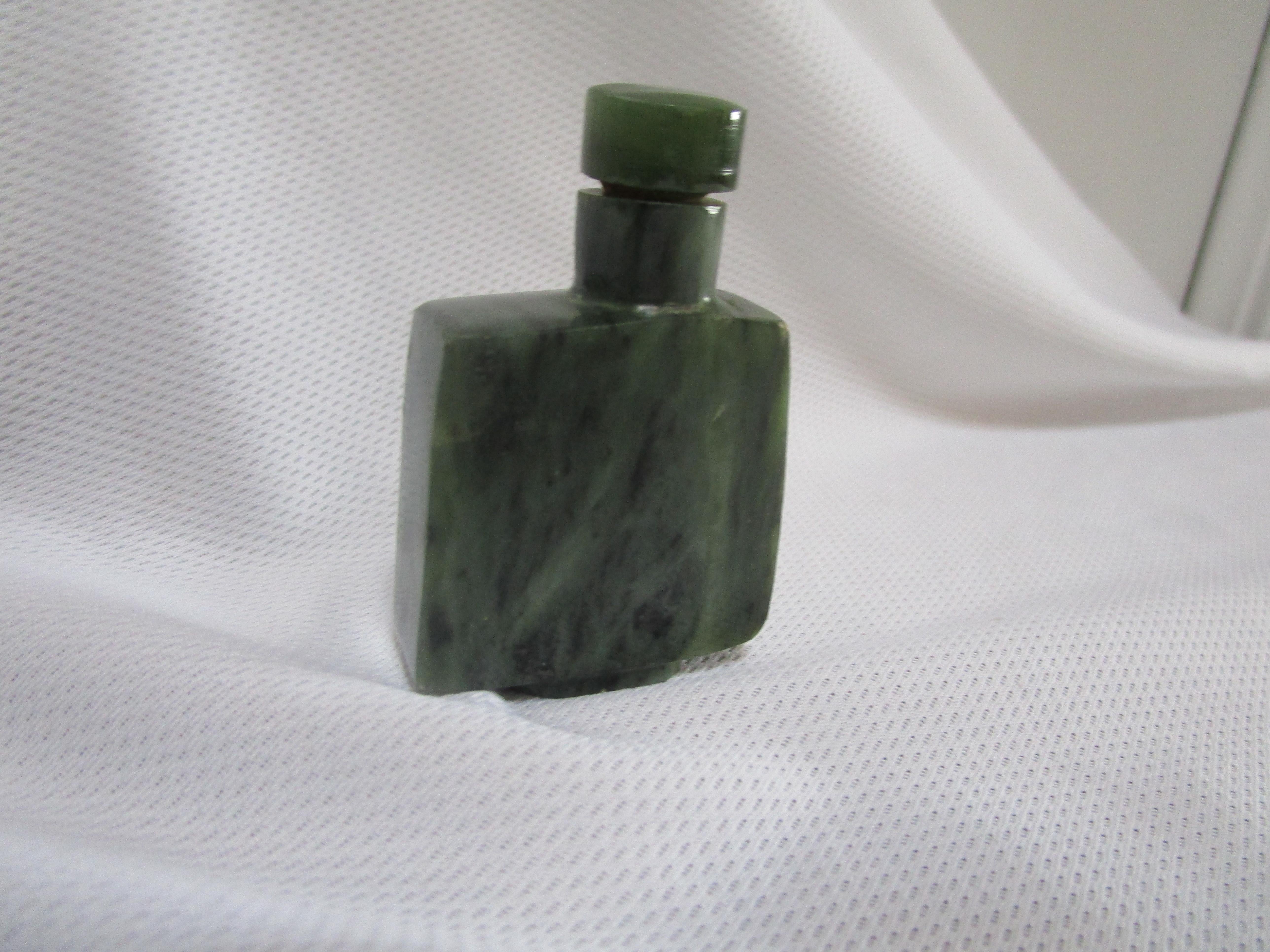 Cinese Tabacchiera di giada Spinach quadrata del XIX secolo con design unico in vendita