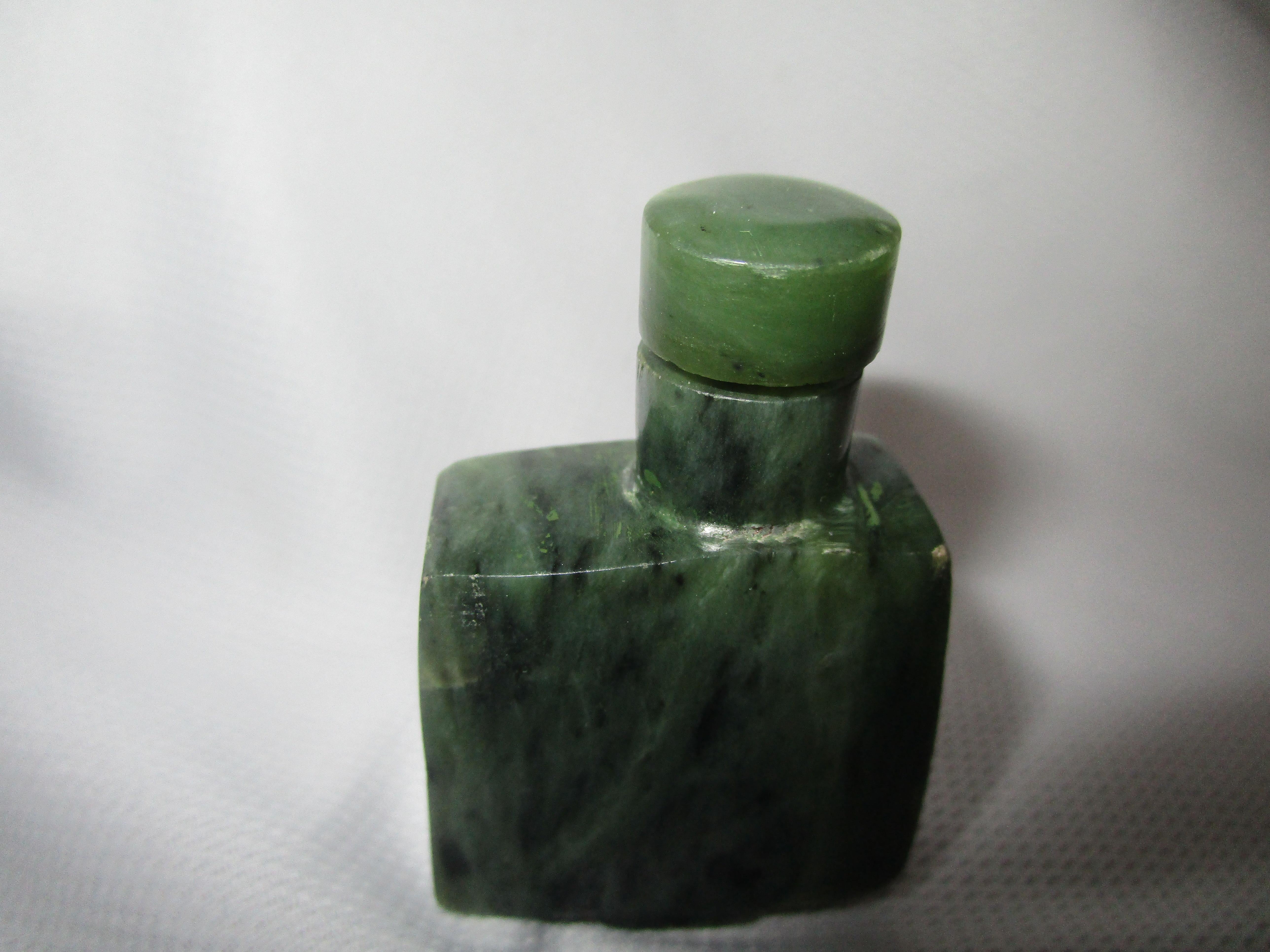 Giada Tabacchiera di giada Spinach quadrata del XIX secolo con design unico in vendita