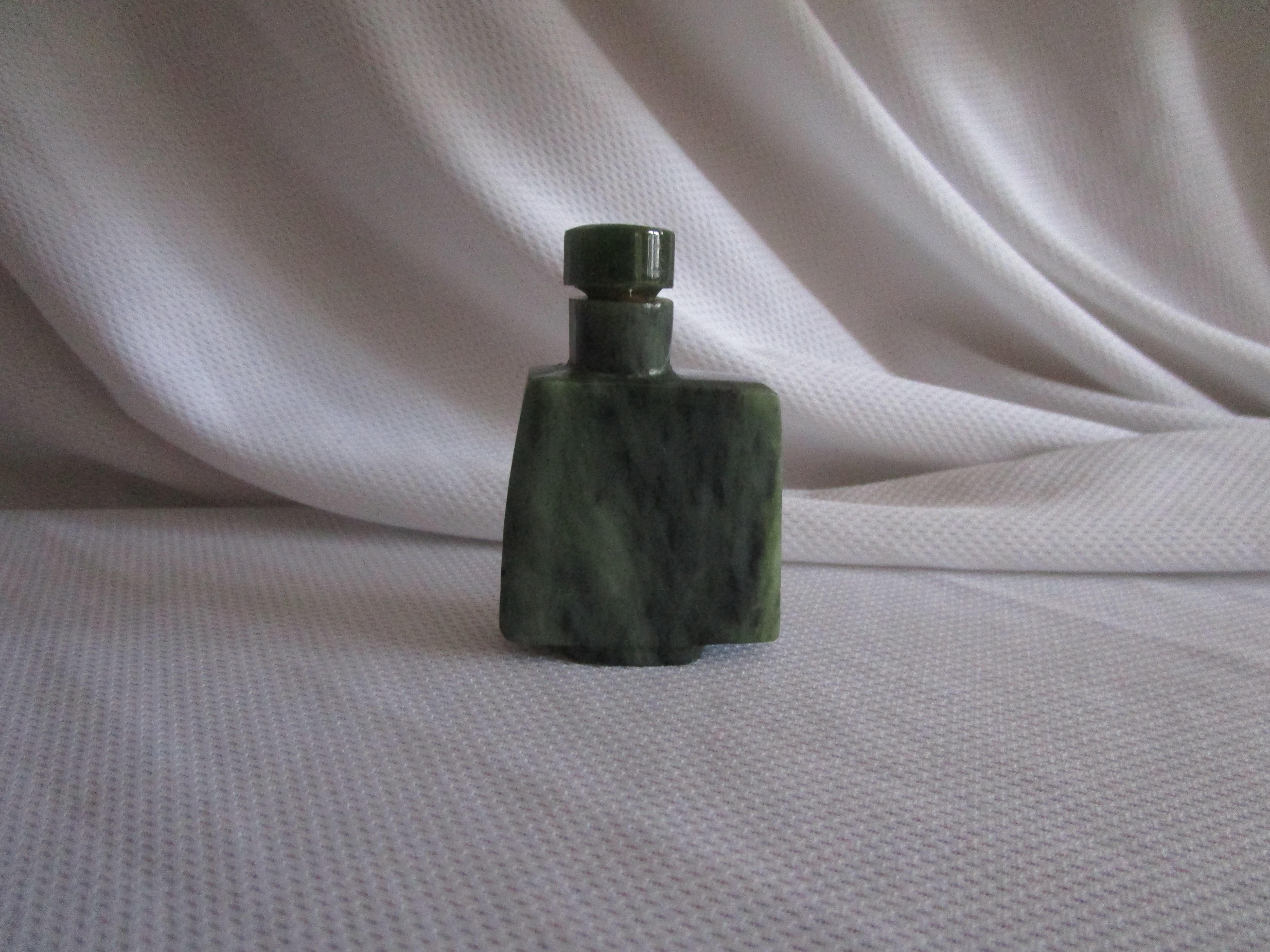 Tabacchiera di giada Spinach quadrata del XIX secolo con design unico in vendita 1
