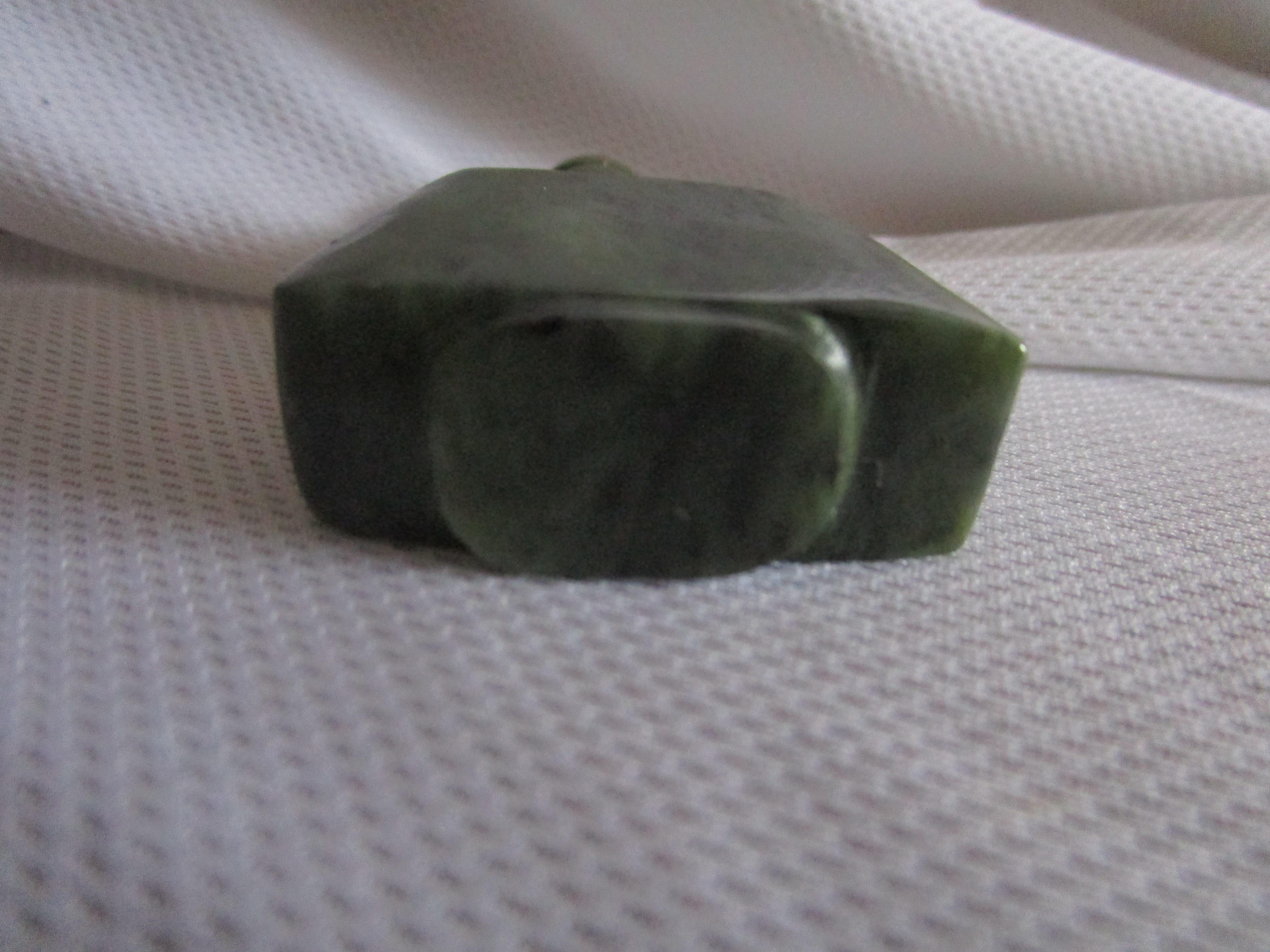 Tabacchiera di giada Spinach quadrata del XIX secolo con design unico in vendita 2