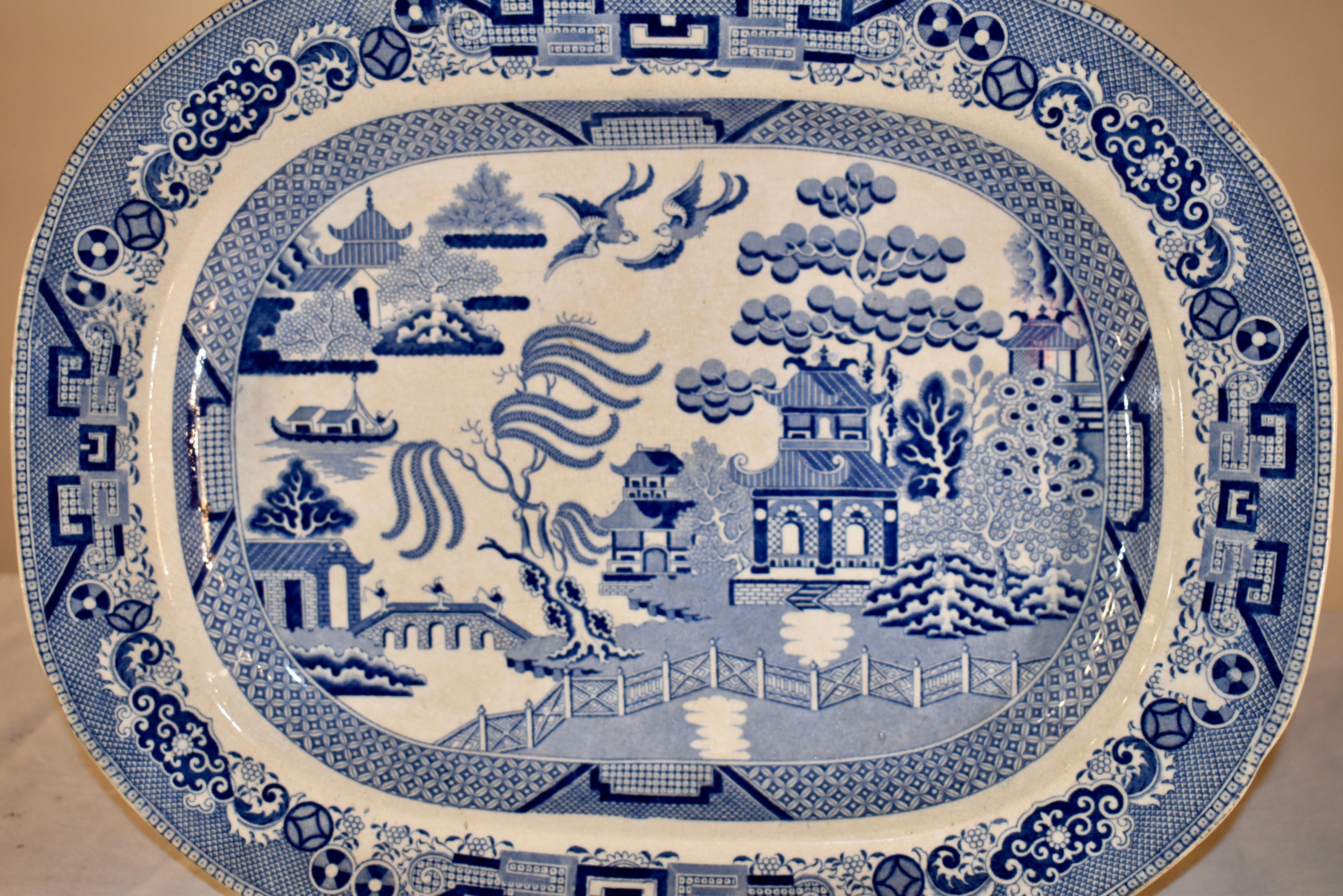 Staffordshire Blaue Weidenplatte aus dem 19. (Glasiert) im Angebot