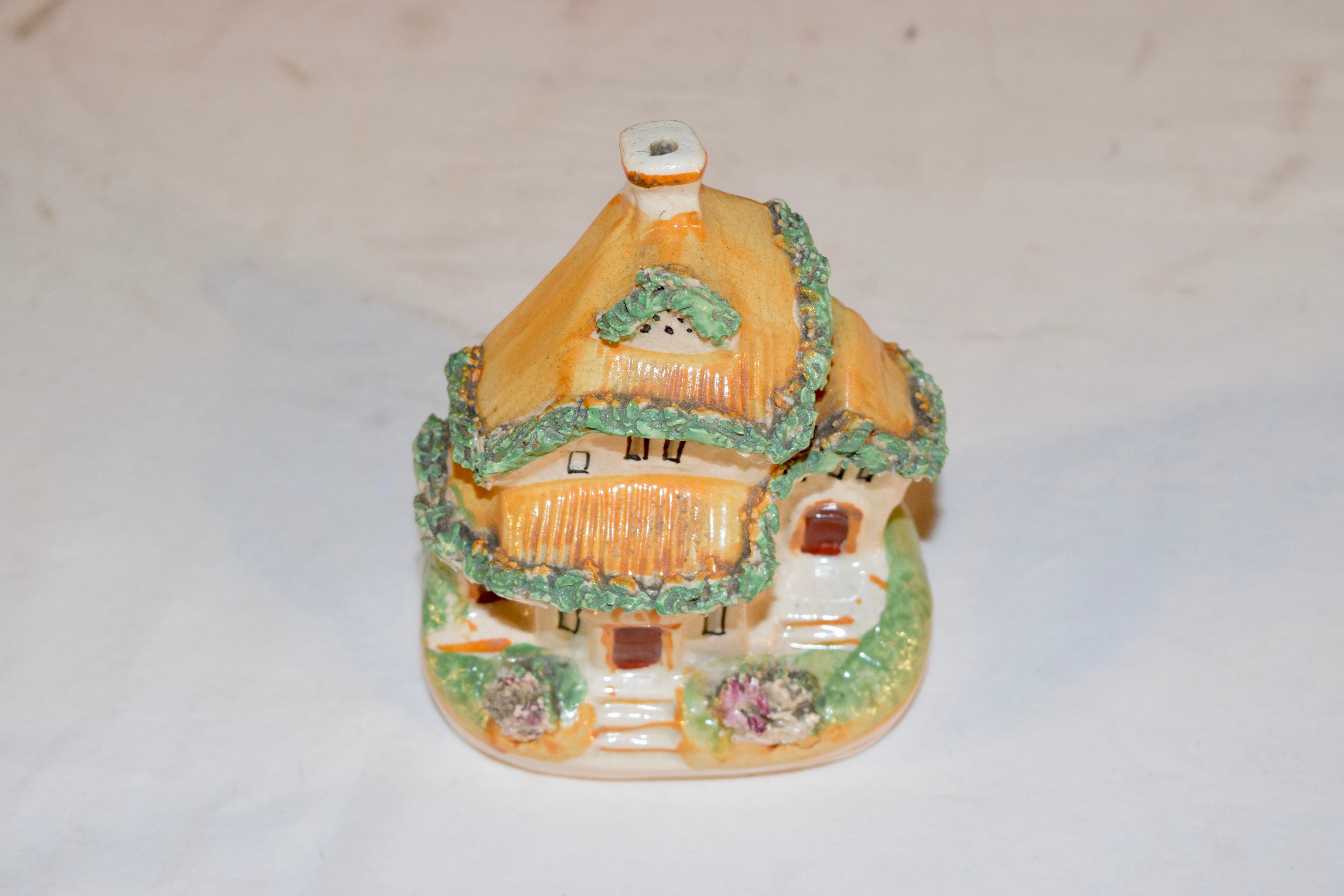 cottage du Staffordshire du 19ème siècle. Très folklorique avec un toit de chaume en or et des accents floqués.