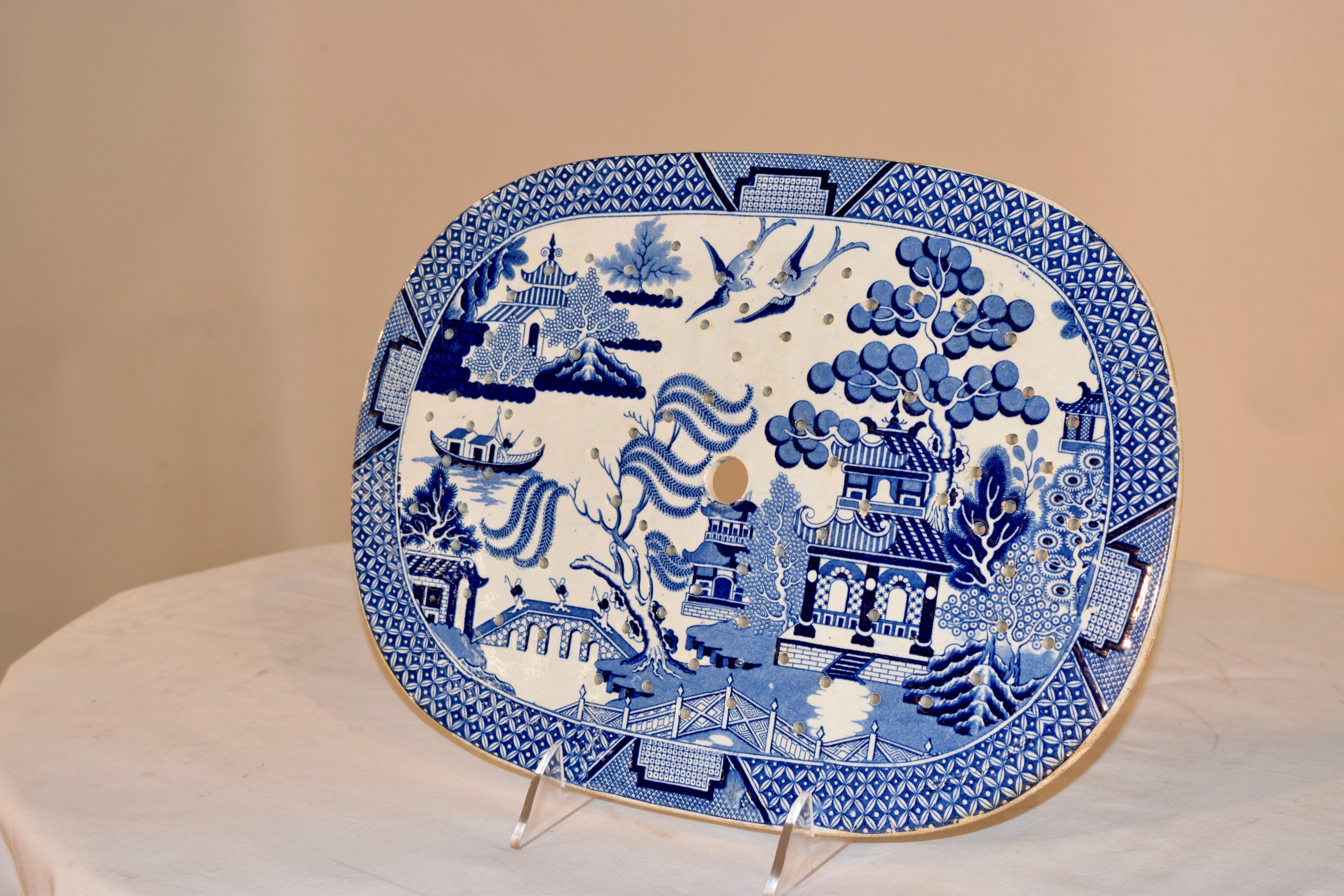 19th century English ceramic drainer in the popular blue willow pattern. Lovely form.