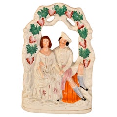 Figure di Staffordshire del XIX secolo sotto un pergolato