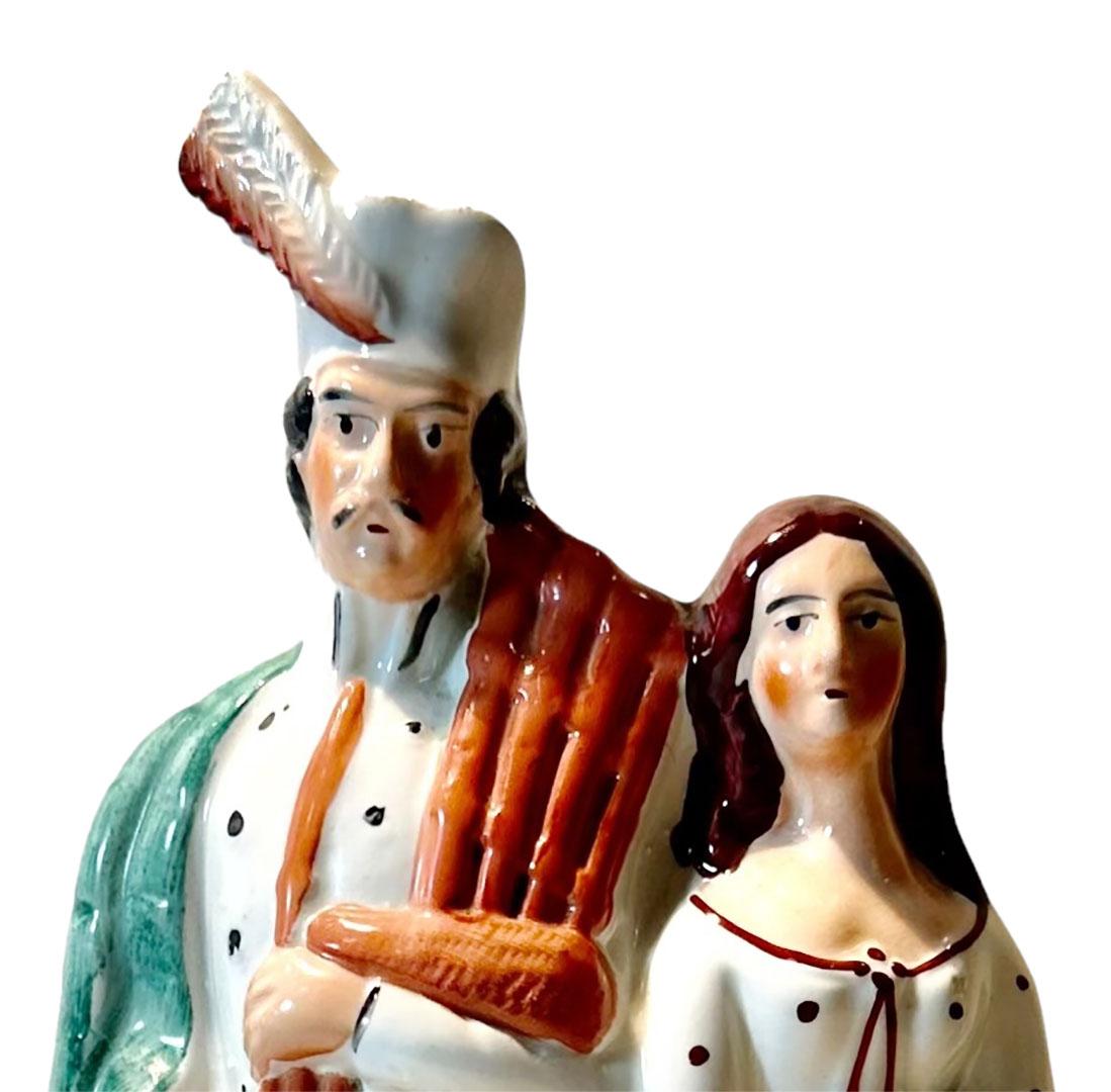 Un'incredibile statuetta dello Staffordshire del XIX secolo, dipinta a mano e con il quadrante piatto, con un uomo e una ragazza scozzesi seduti. 