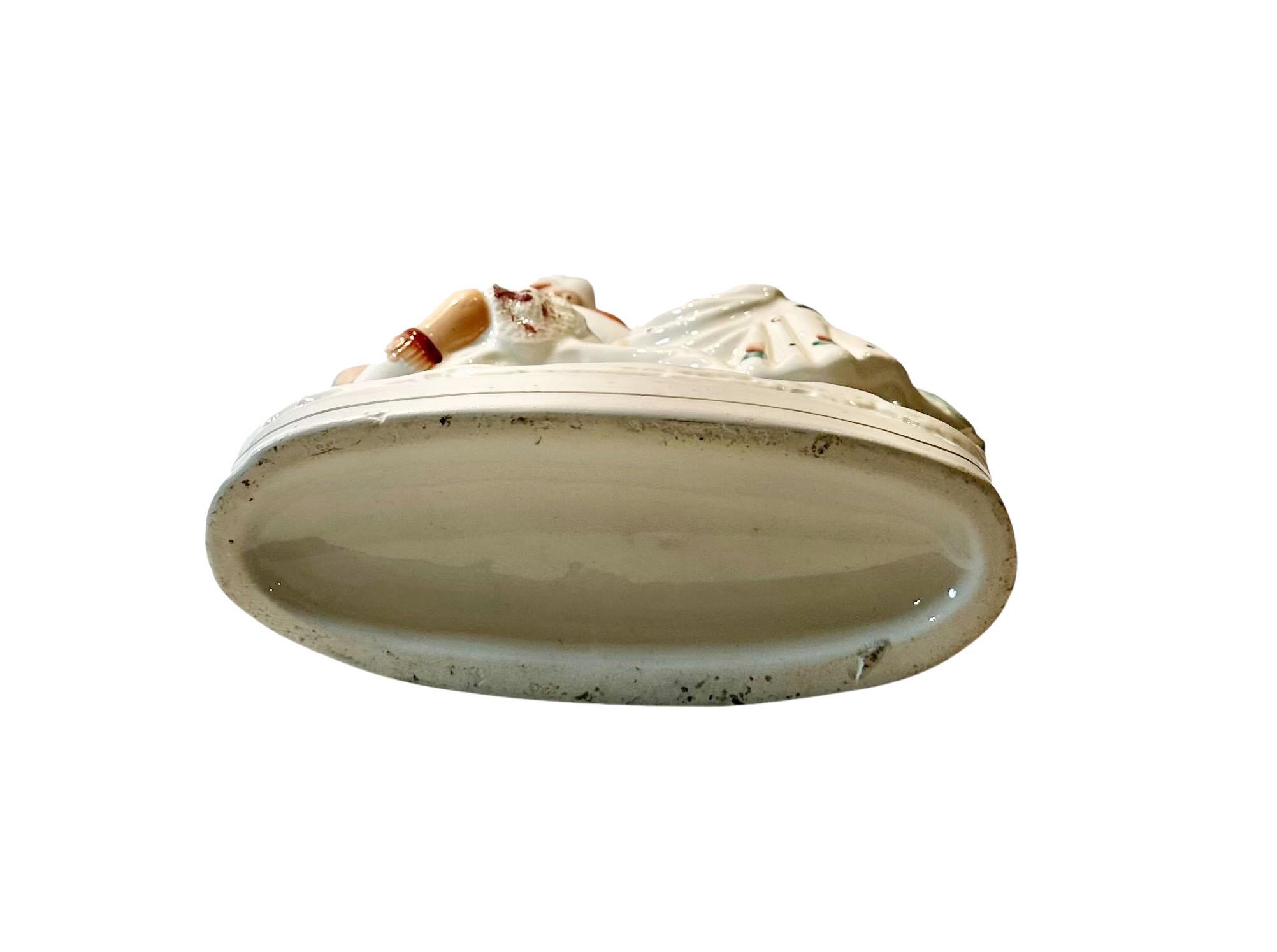 Fine XIX secolo Figurina di uomo e ragazza scozzese dello Staffordshire del XIX secolo in vendita