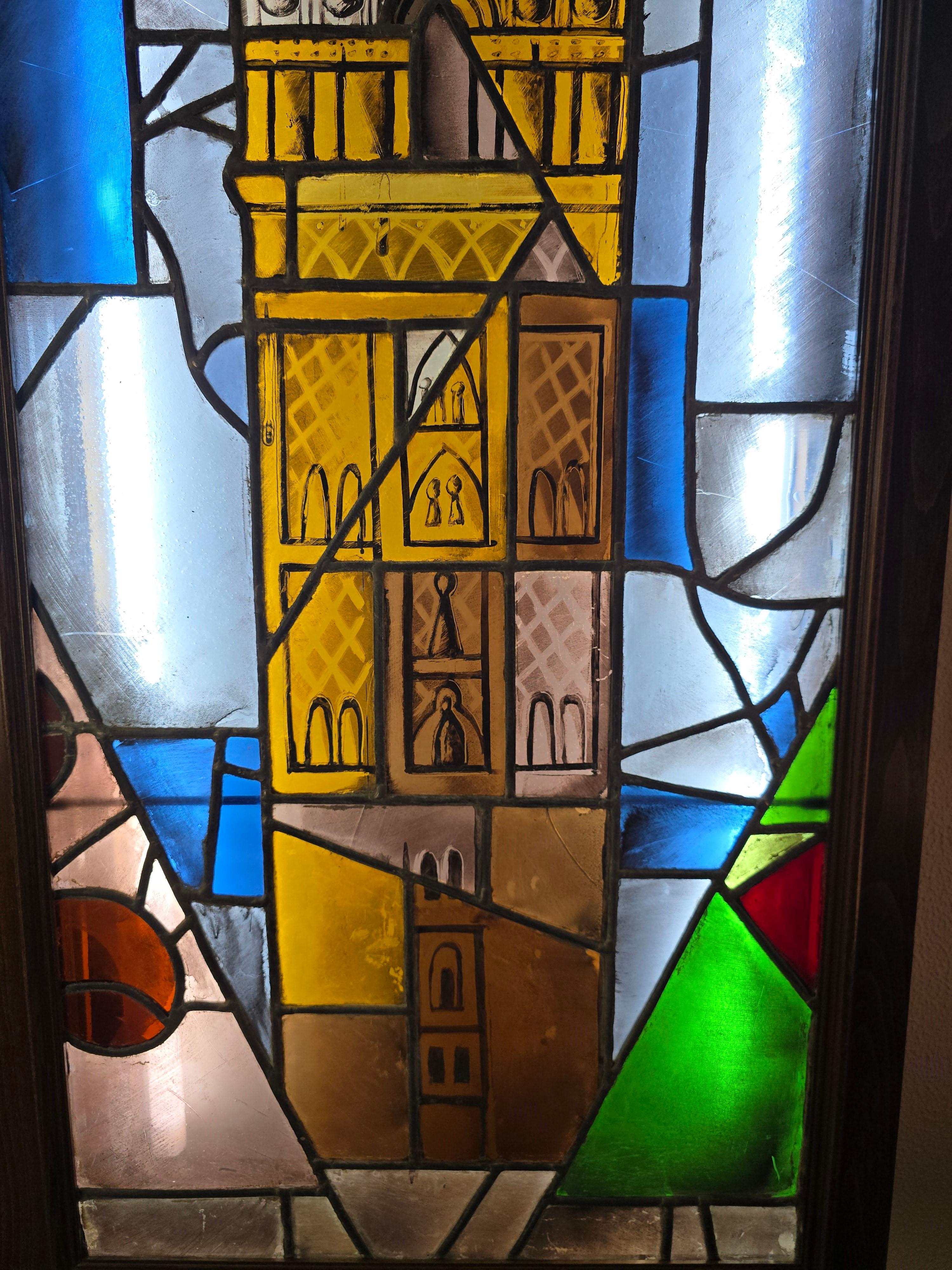 Esta magnífica vidriera del siglo XIX celebra la emblemática Giralda, el campanario de la Catedral de Santa María de la Sede de Sevilla, España. El intrincado arte capta el esplendor arquitectónico de este monumento histórico, que simboliza la