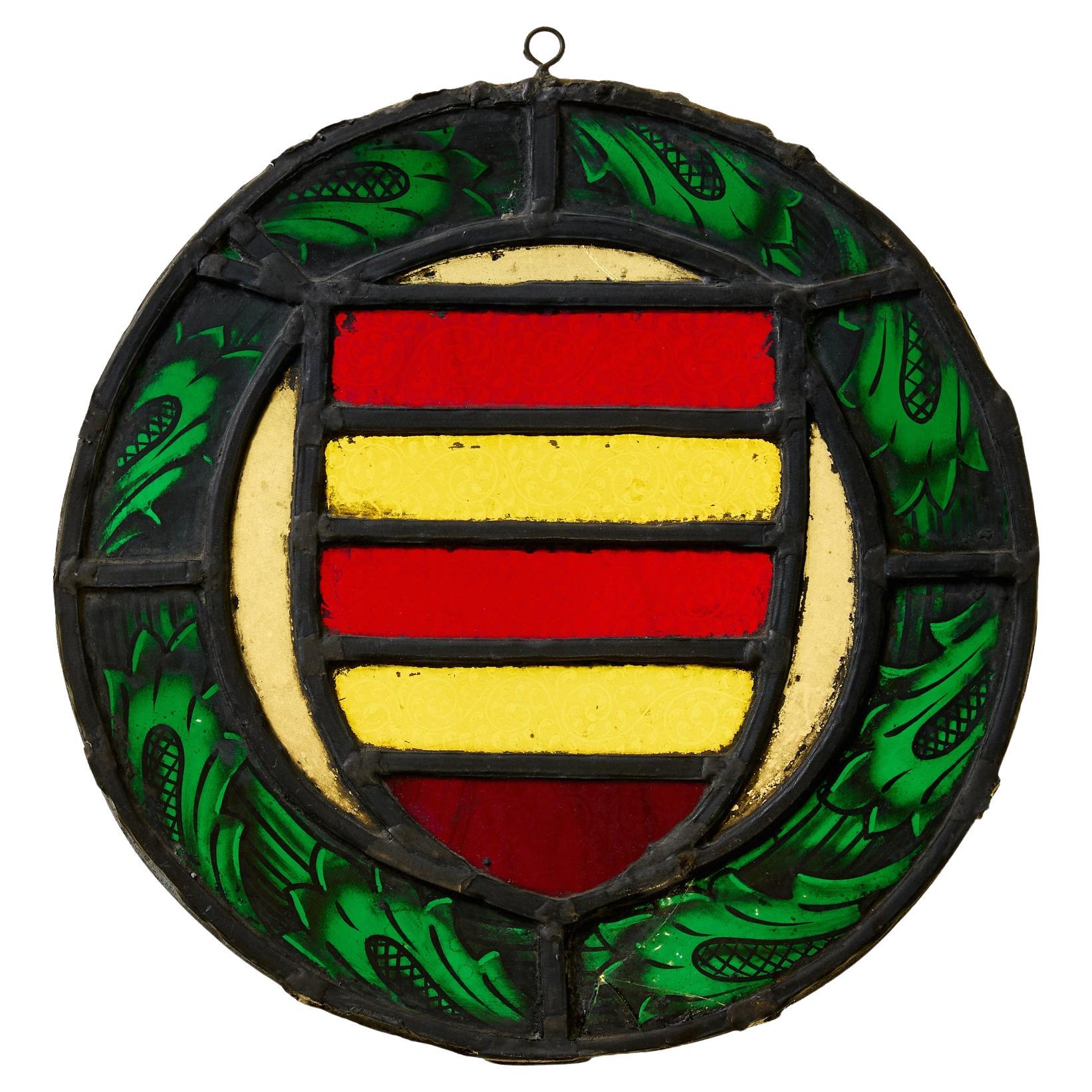 Vidriera del siglo XIX Escudo redondo con escudo rojo y amarillo en venta