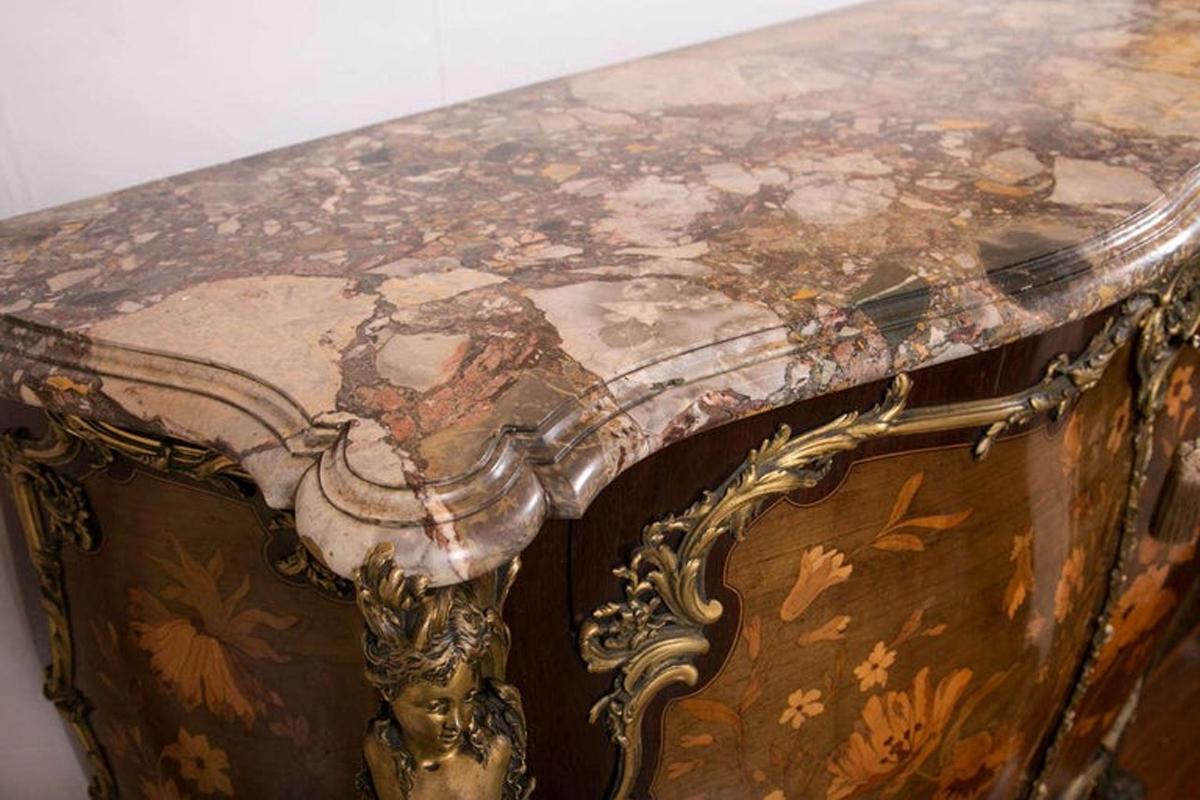 Zwiener Jansen Successeur commode a Vantaux Paris, circa 1900. Amarante and fruitwood floral marquetry on stained sycomore veneers, the reverse of the cupboard doors veneered in bois de rose. Sarrancolin opera marble top. The carcass in solid acajou