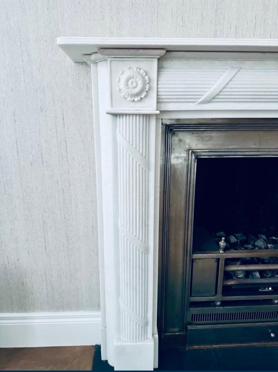 Inglese 19th Century Statuary Marble Regency
Style Carved Fireplace Surround in vendita