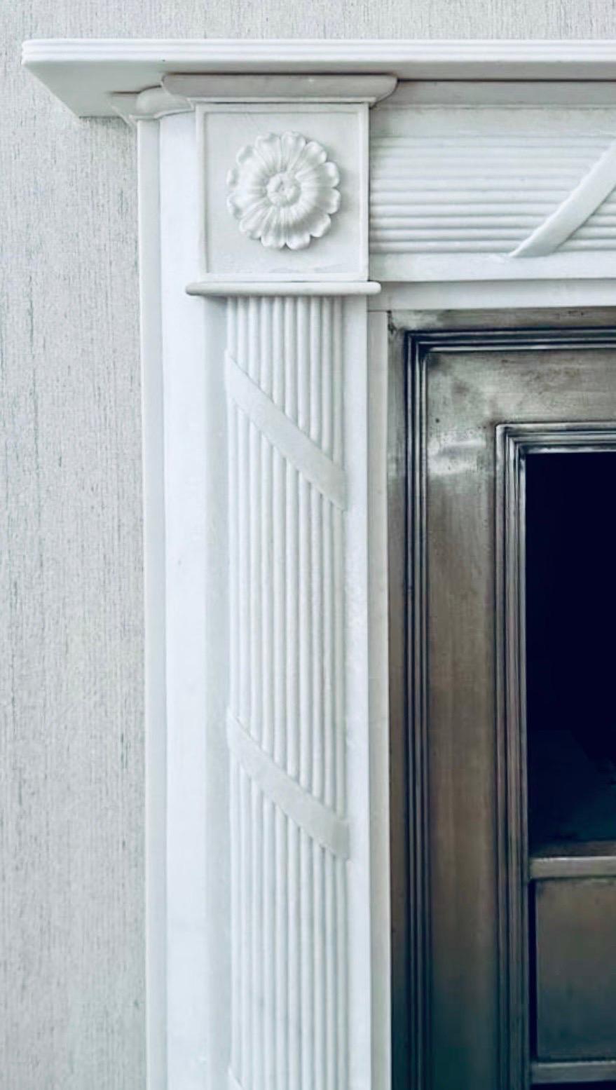 19th Century Statuary Marble Regency
Style Carved Fireplace Surround In condizioni buone in vendita a Edinburgh, GB
