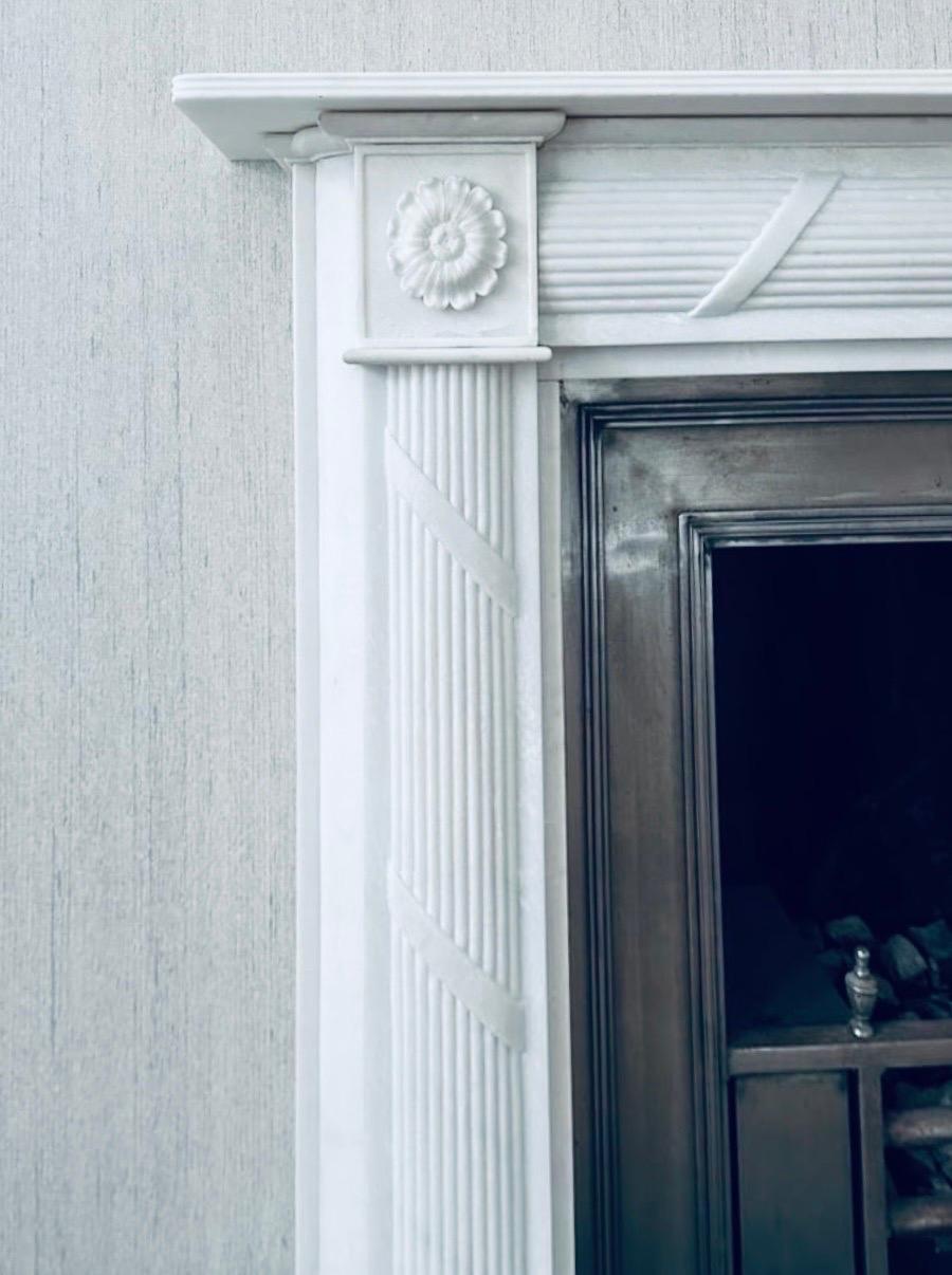 Metà XX secolo 19th Century Statuary Marble Regency
Style Carved Fireplace Surround in vendita