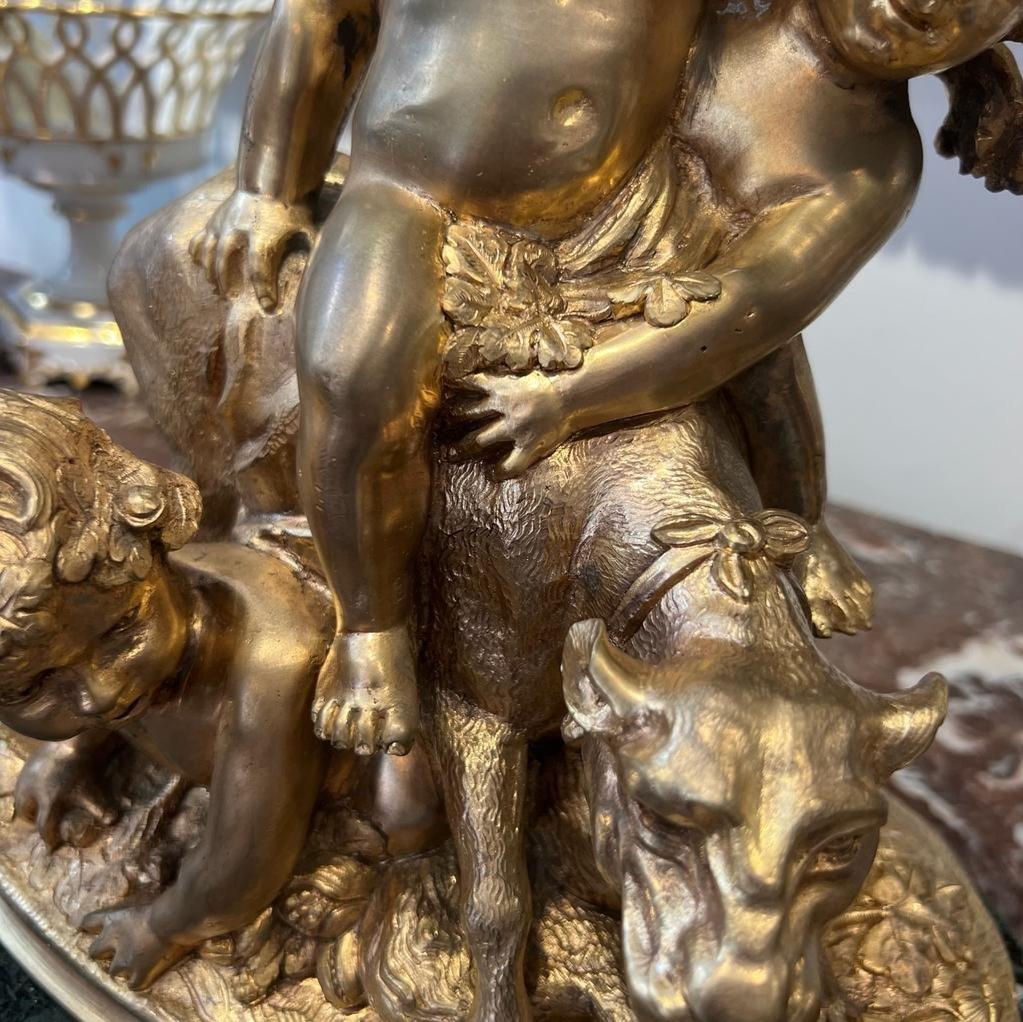 Napoléon III Statue d'enfants jouant avec une lionne en bronze doré du 19e siècle  en vente