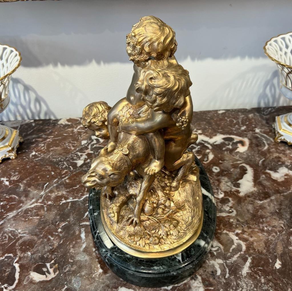 Statue d'enfants jouant avec une lionne en bronze doré du 19e siècle  Bon état - En vente à NICE, FR