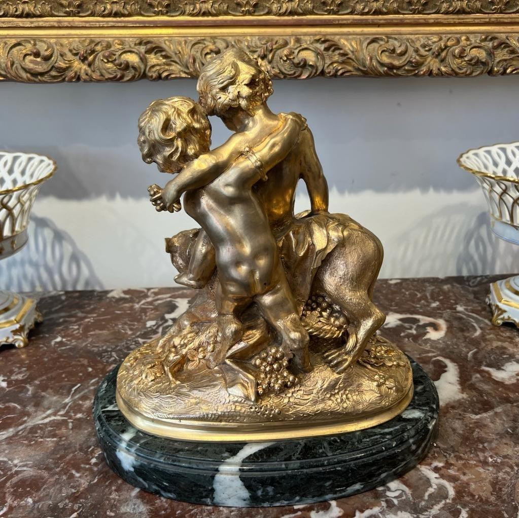 Statue d'enfants jouant avec une lionne en bronze doré du 19e siècle  en vente 1