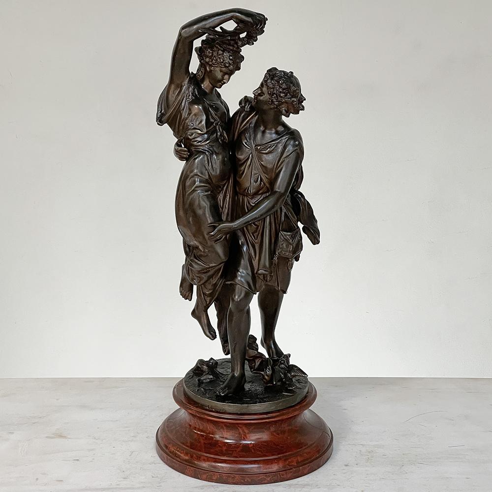 Statua di amanti del XIX secolo in spelta su finto marmo che raffigura due giovani amanti in abiti classici che si godono la loro vitalità e compagnia. Questa idea idilliaca raggiunse un'incredibile popolarità durante la Belle Epoque, culminando in