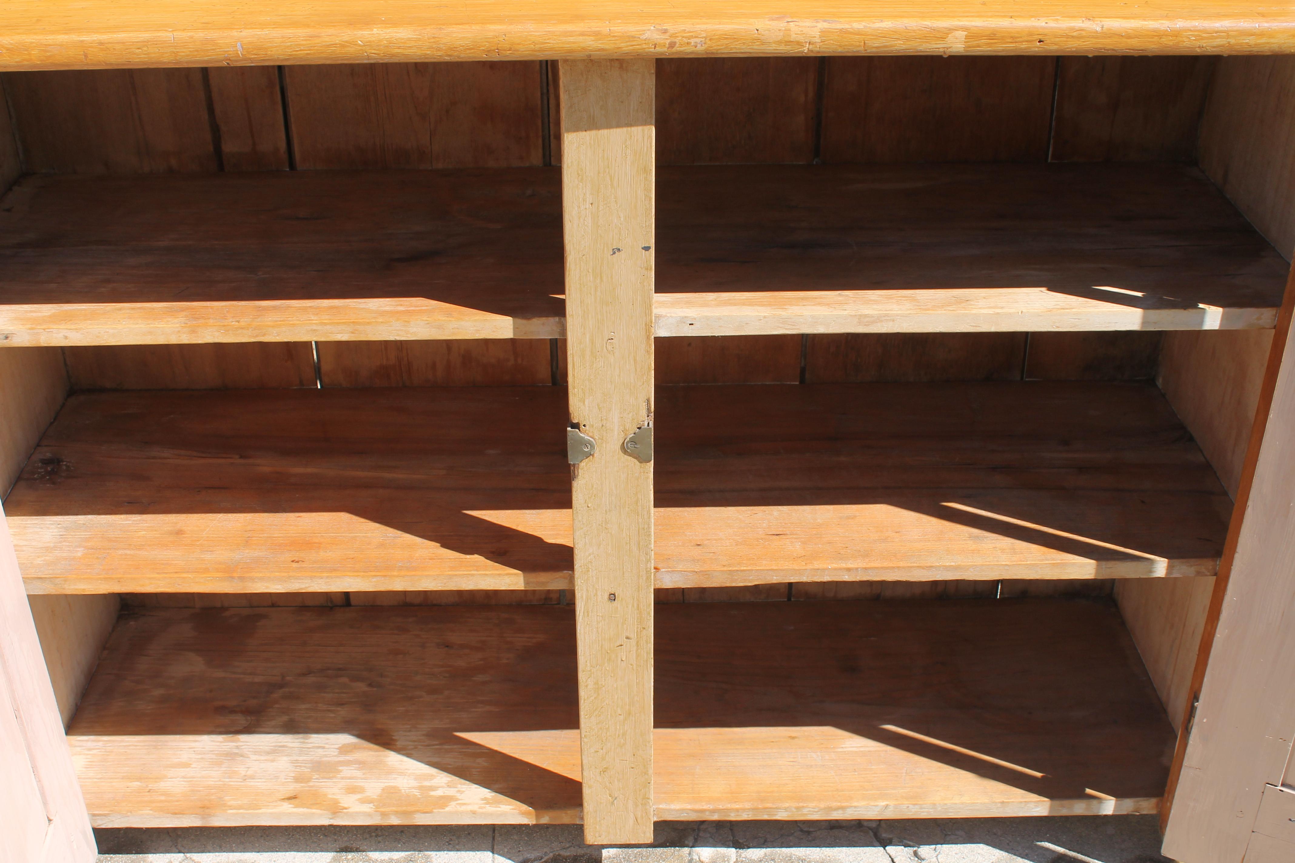 Stepback-Schrank aus dem 19. Jahrhundert mit original bemalter Oberfläche (Holz) im Angebot