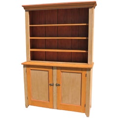 Armoire Stepback du 19ème siècle en surface peinte d'origine
