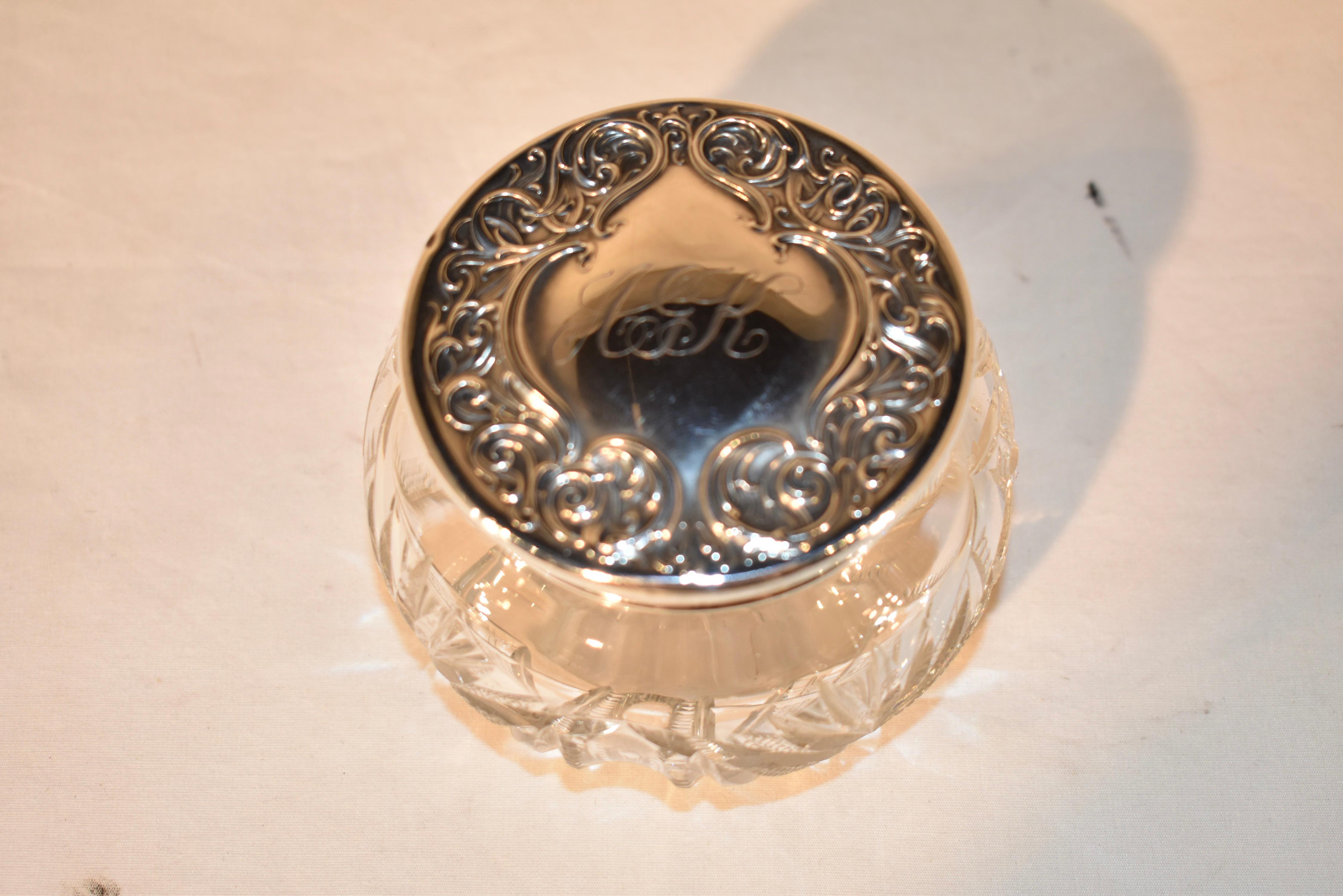 Vittoriano Vaso da comò con coperchio in argento del XIX secolo in vendita