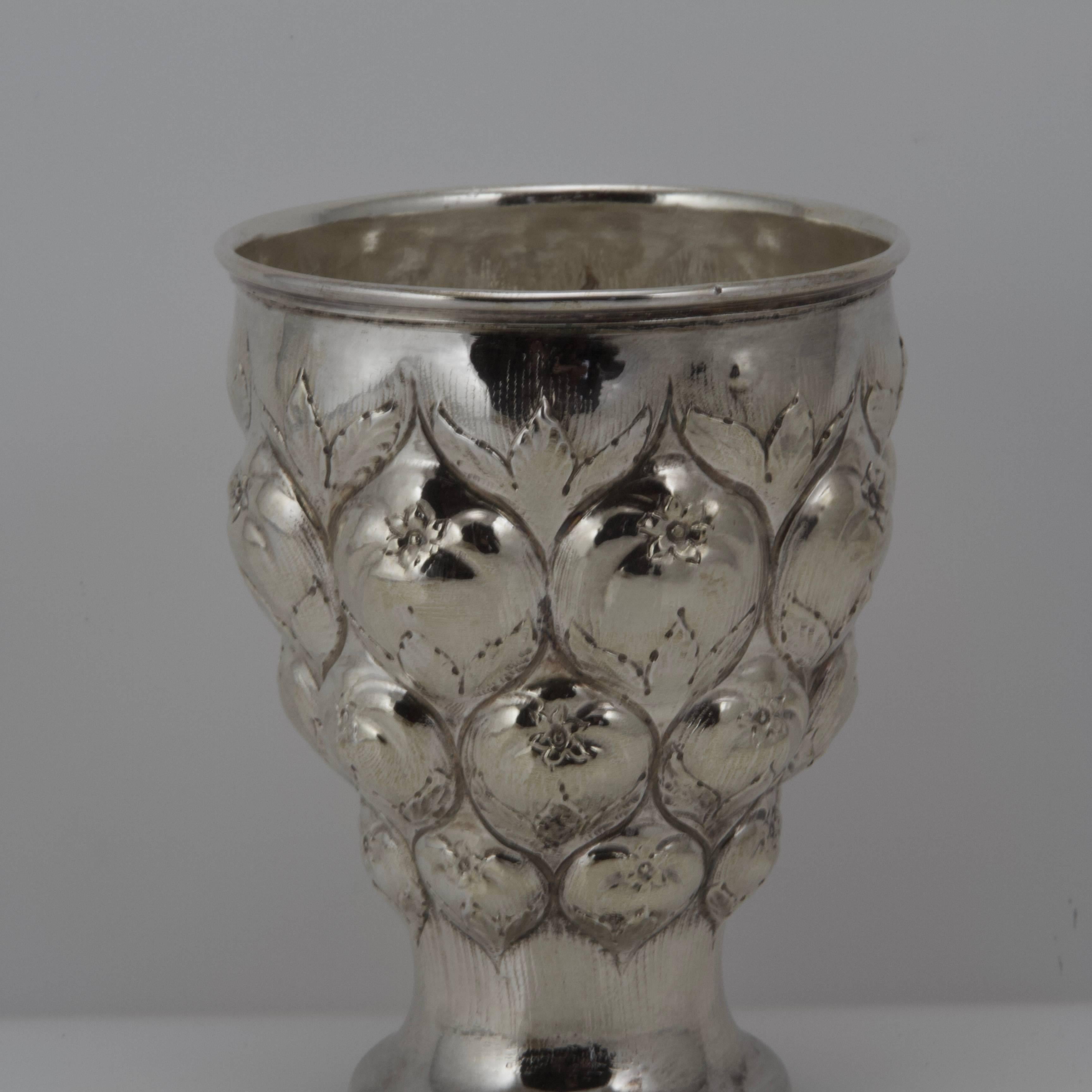 Charming sterling silver cup look like an ananas. Could be used as a tankard oder vase.
Marks illegible.
Weight: 171.5.
 