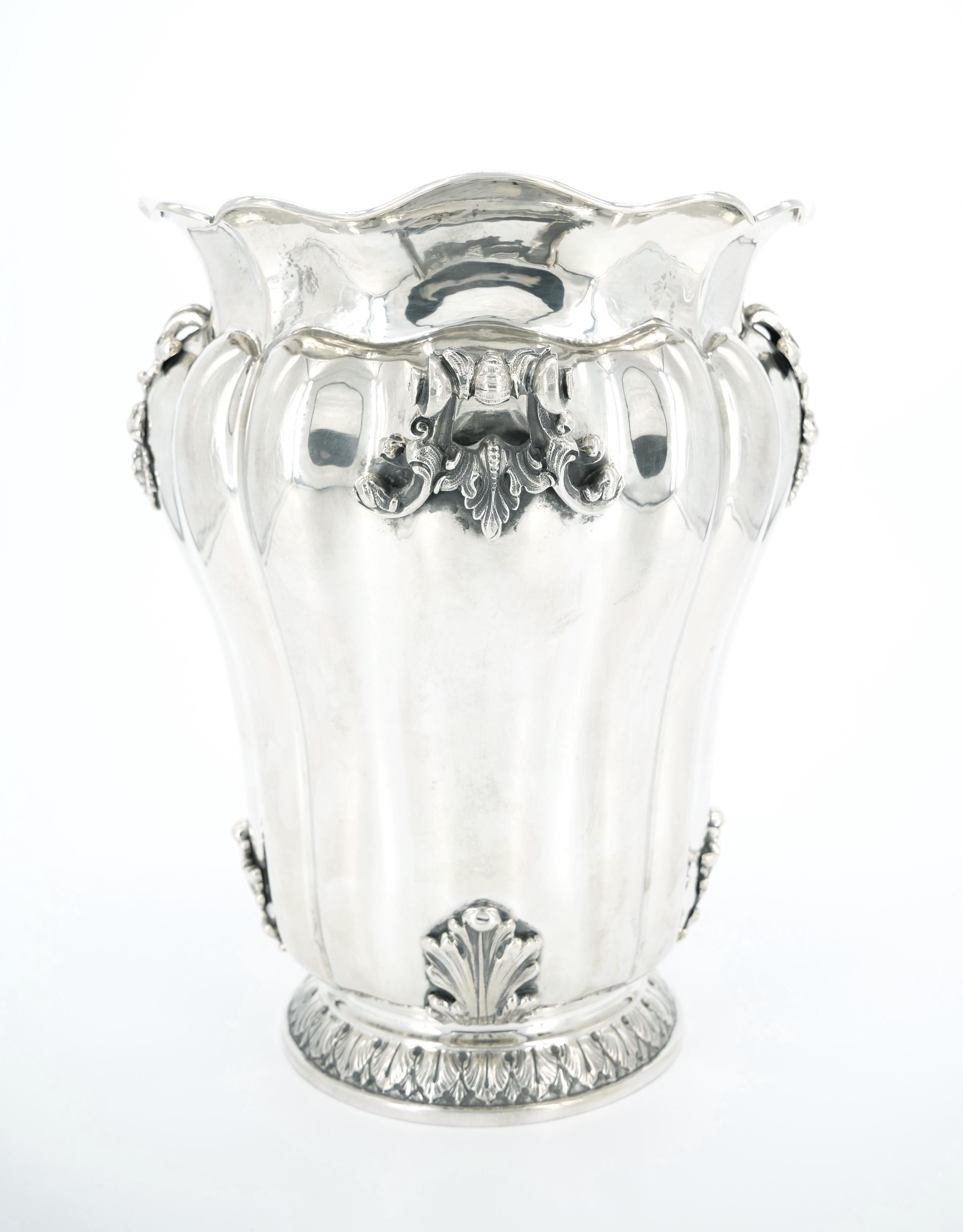 Trasportati nell'opulenza del 19° secolo con questo refrigeratore per vino o secchiello per il ghiaccio in argento sterling, un vero capolavoro di design e artigianato. Questo eccezionale dispenser vanta un incantevole motivo decorato a vortice