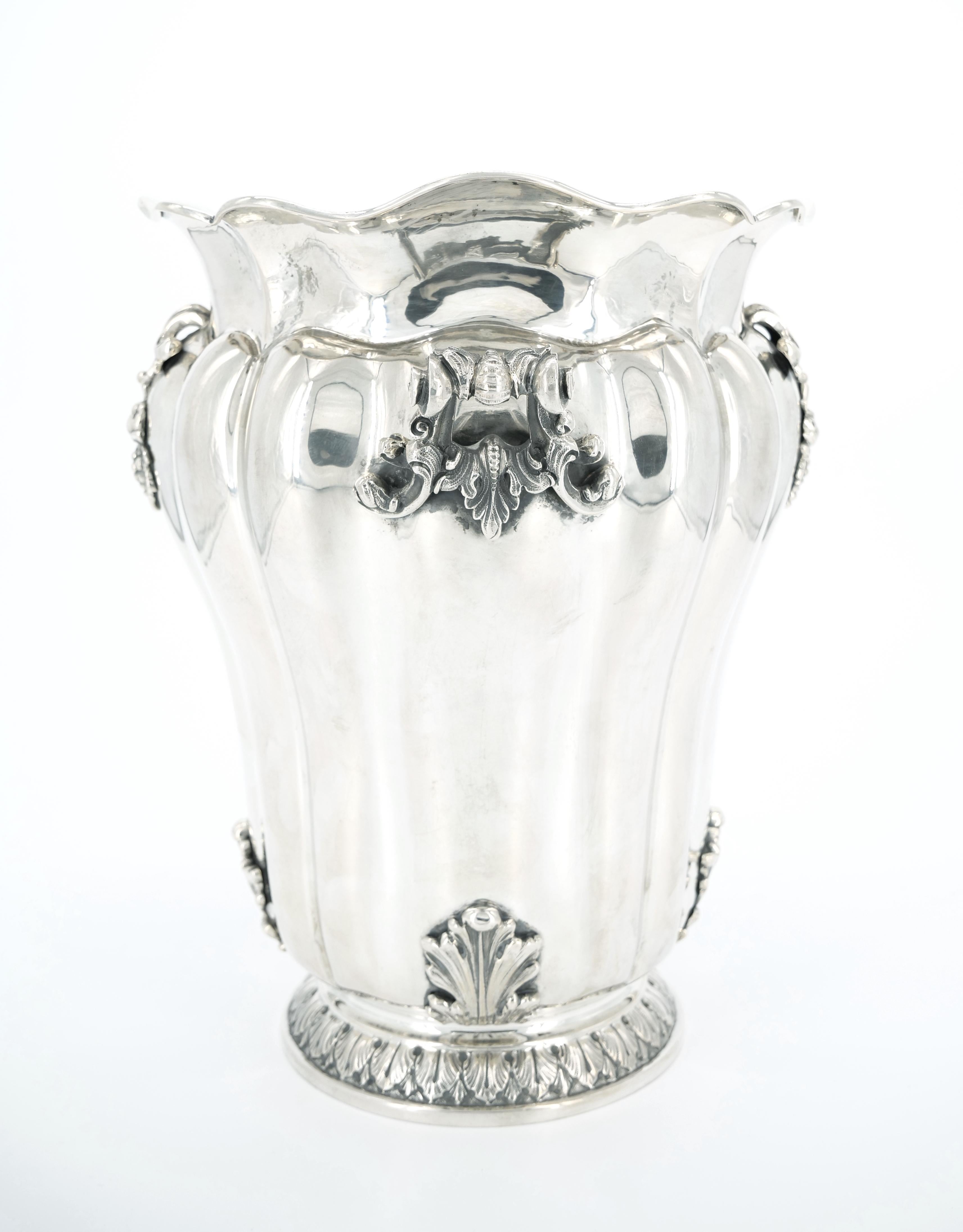 Transportez-vous dans l'opulence du XIXe siècle avec ce rafraîchisseur à vin ou seau à glace en argent sterling italien, véritable chef-d'œuvre de design et d'artisanat. Cette glacière exceptionnelle est ornée d'un ravissant motif tourbillonnant sur