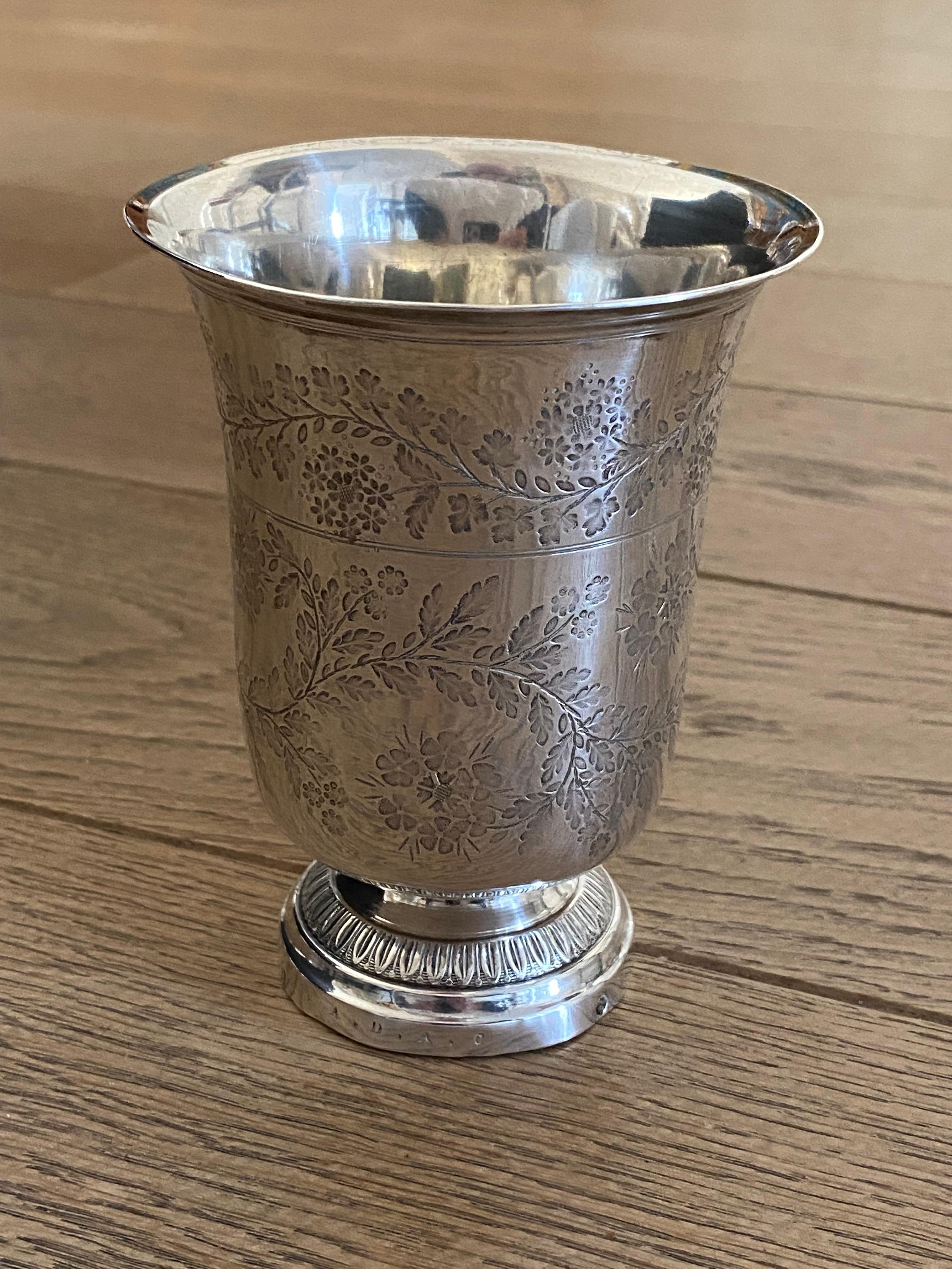 French 19th century solid silver tulip beaker. The body finely chiseled with branches, flowers and leaves and the pedestal decorated with a frieze of water leaves.

Material: Silver 1st title 950°/°°
Hallmark: Vieillard - Paris 1819-1838
Period: