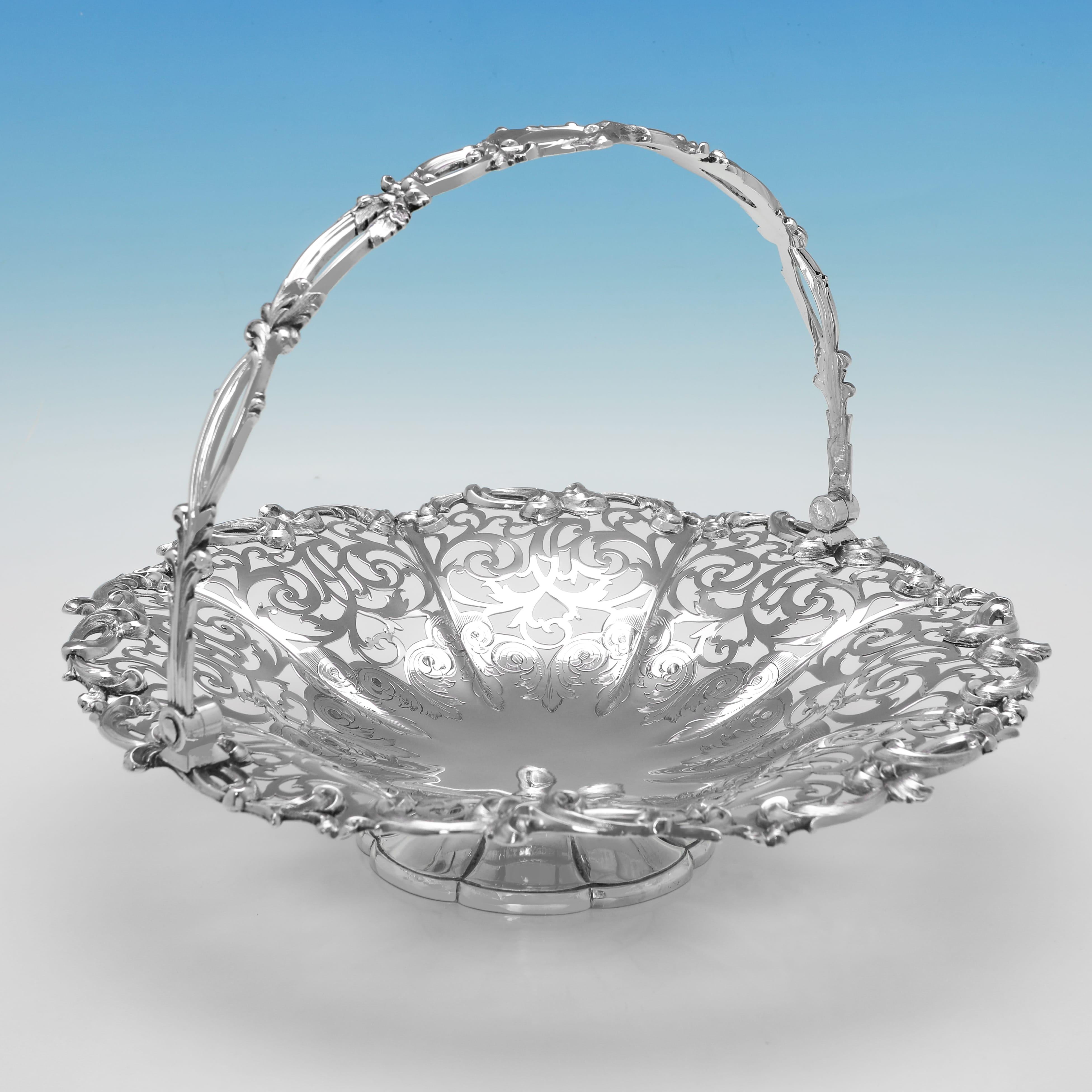 Marchiato a Londra nel 1853 da James & Nathaniel Creswick, questo attraente cestino vittoriano in argento antico presenta un bordo fuso, decorazioni traforate e incise sul corpo e un manico oscillante. Il cestino misura 9