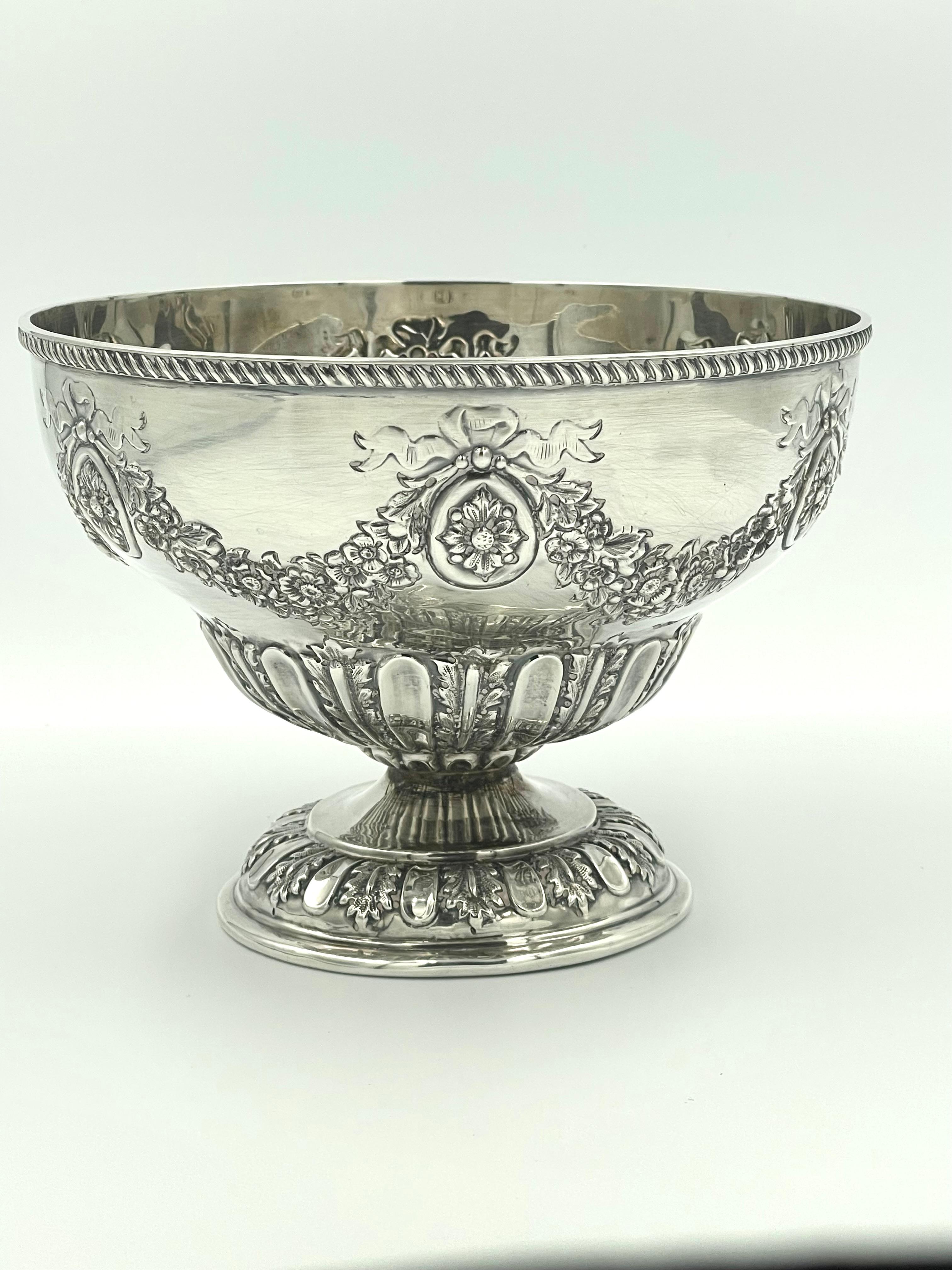 19th century Sterling silver fruit bowl  In Good Condition For Sale In Chelmsford, GB