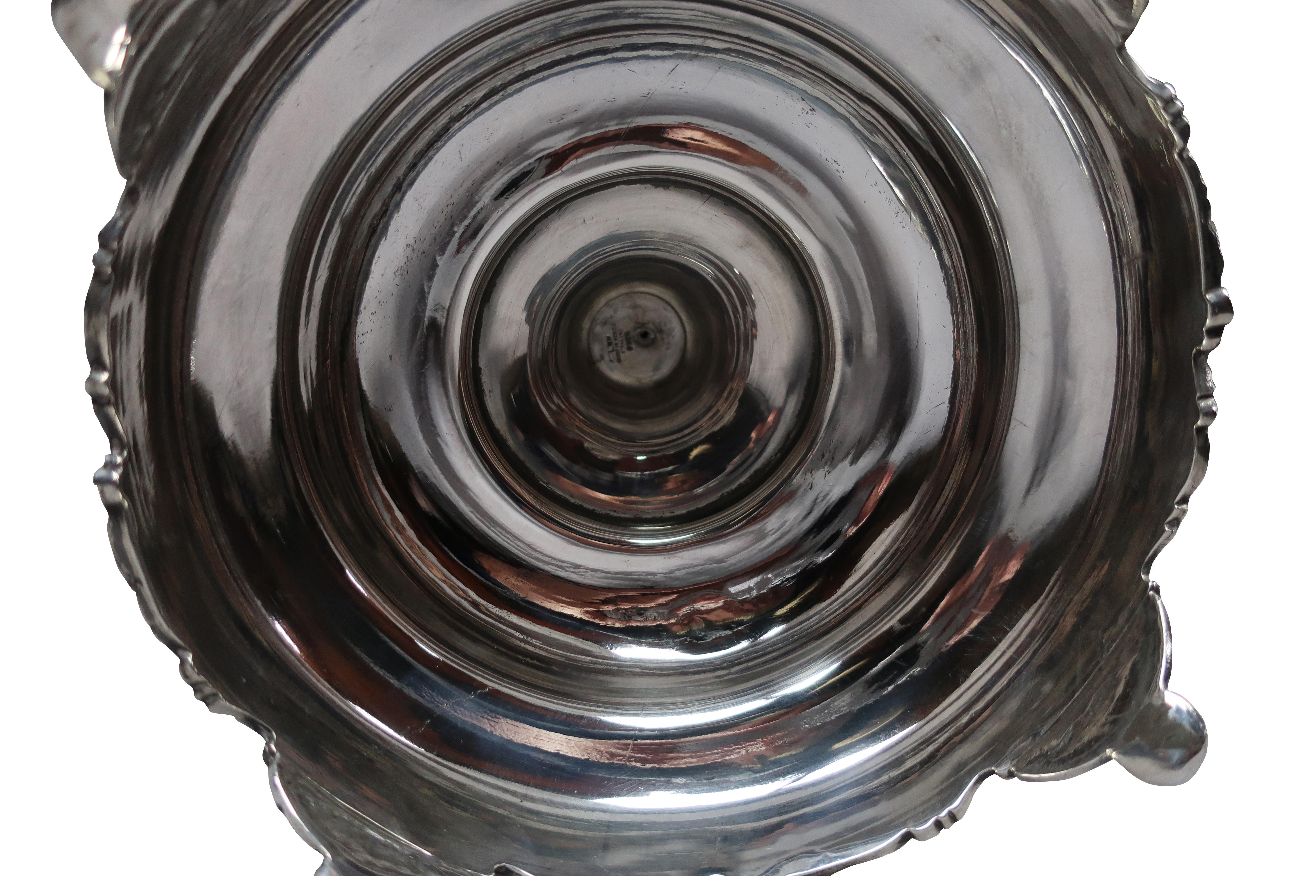Paire de candélabres à douze branches en argent sterling du XIXe siècle, professionnellement restaurés et polis par Davis Silver, poinçonnés au Mexique, décorés de feuillages et d'une flamme centrale. Parfait pour vos grandes fêtes de fin d'année !