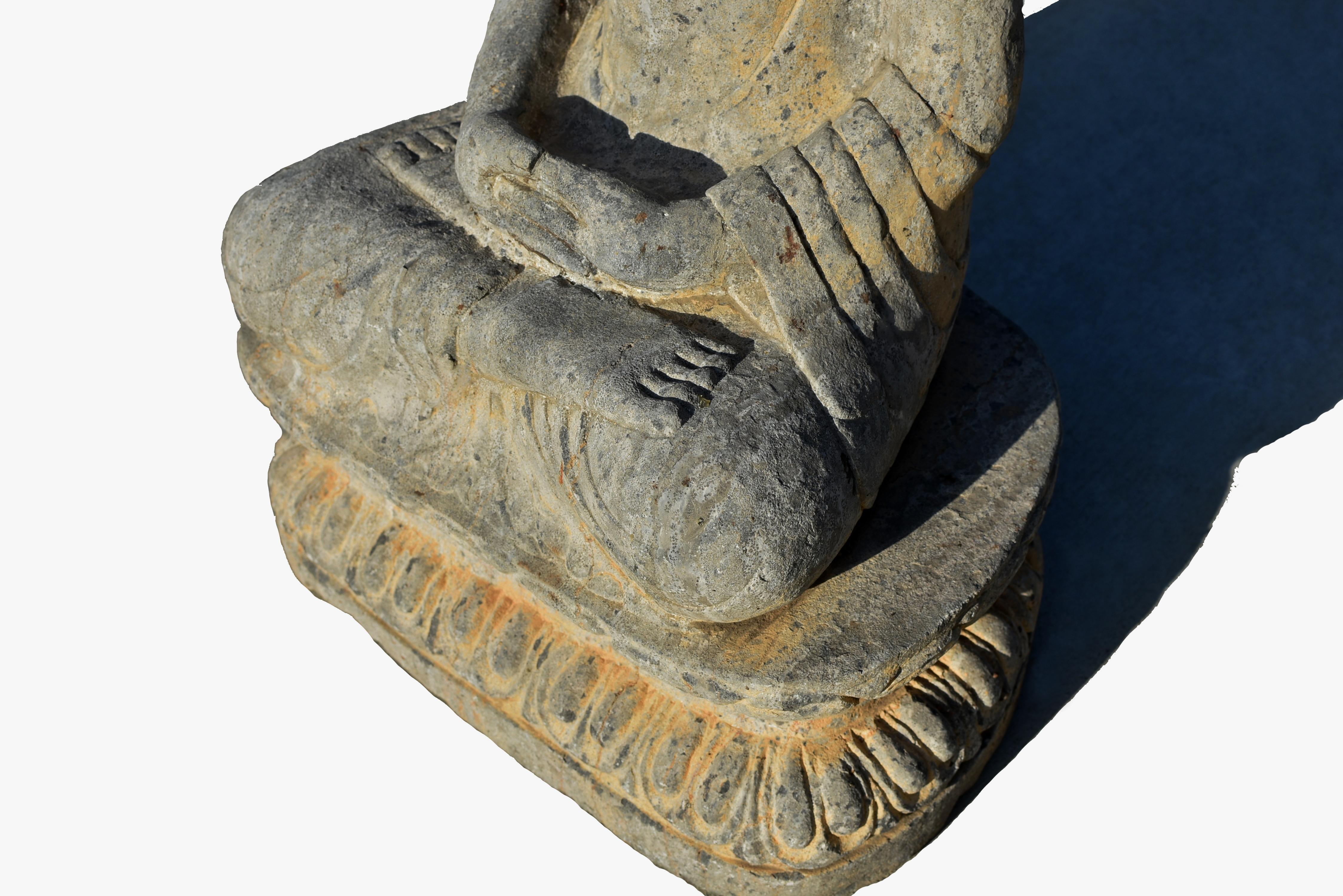Buddha Shakyamuni-Statue aus Stein aus dem 19. Jahrhundert im Angebot 4